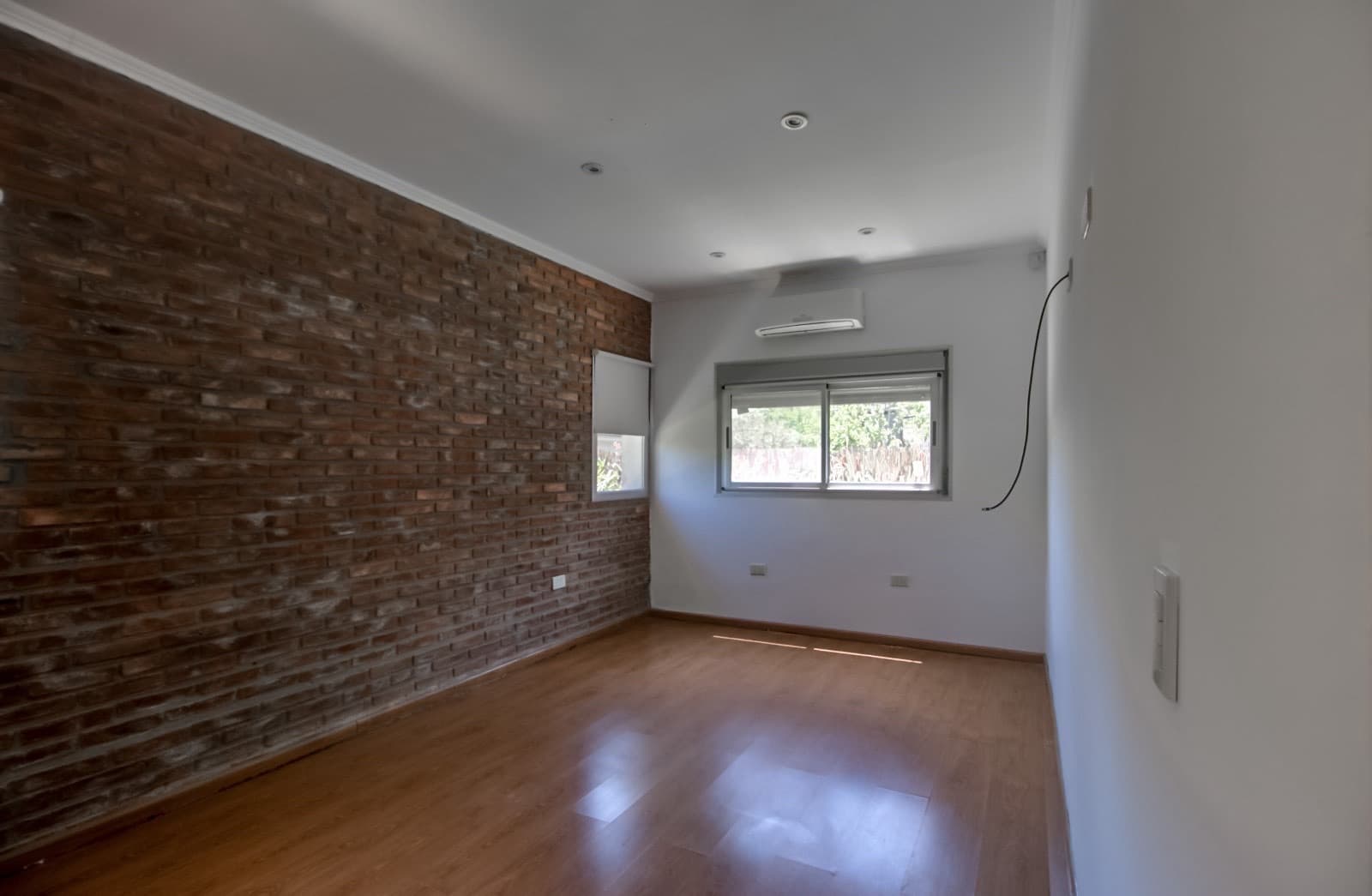 House for sale in the Don Carlos neighborhood: 132 bis and 508. 3 bedrooms, parking spaces, barbecue, garden, and pool.