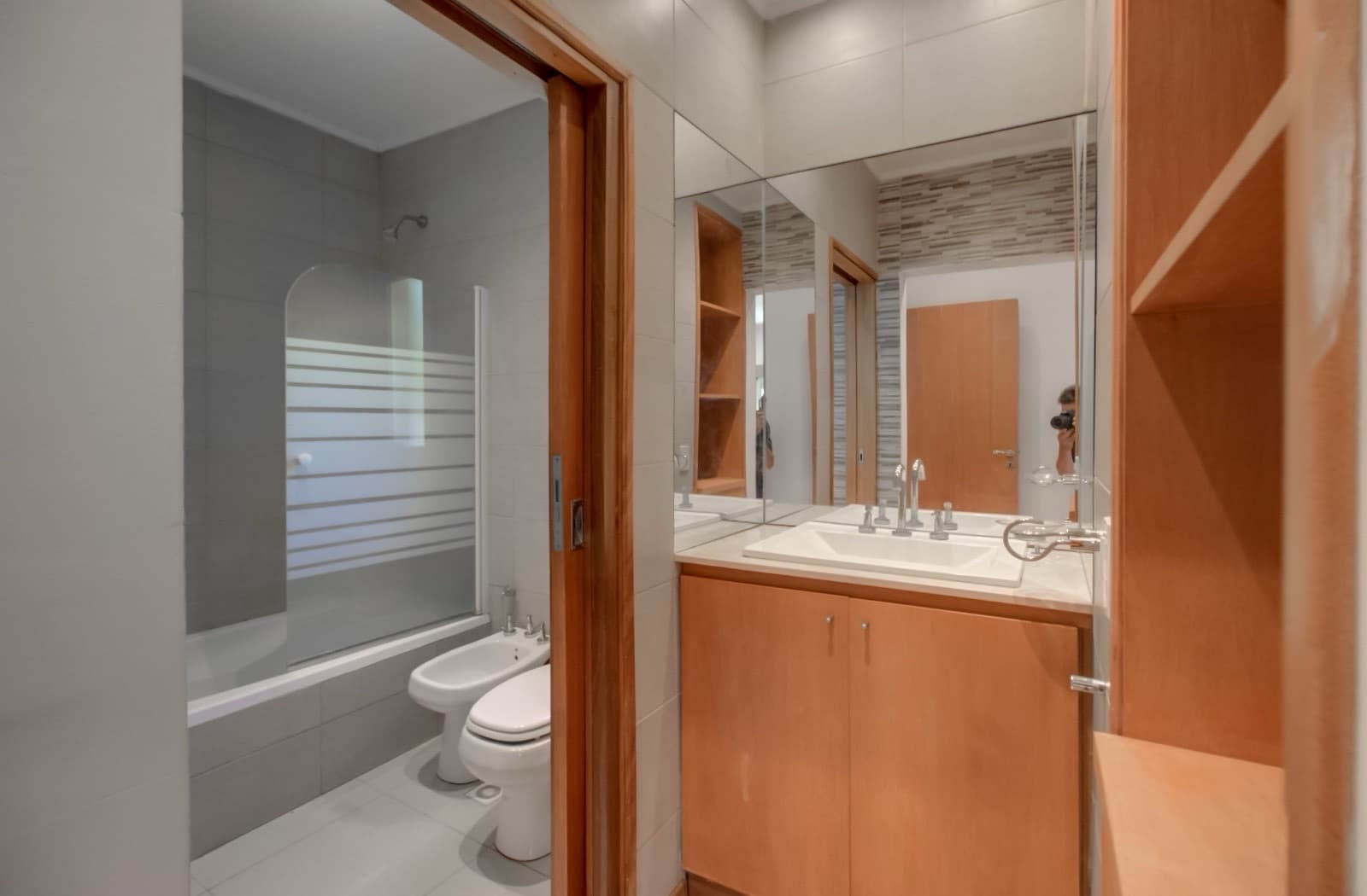House for sale in the Don Carlos neighborhood: 132 bis and 508. 3 bedrooms, parking spaces, barbecue, garden, and pool.