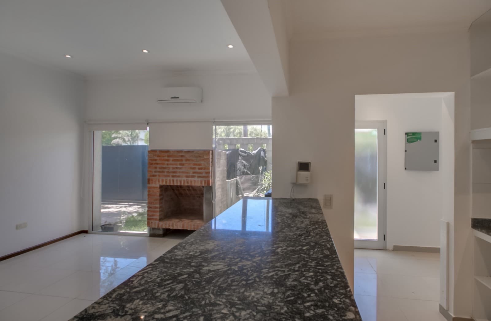 House for sale in the Don Carlos neighborhood: 132 bis and 508. 3 bedrooms, parking spaces, barbecue, garden, and pool.