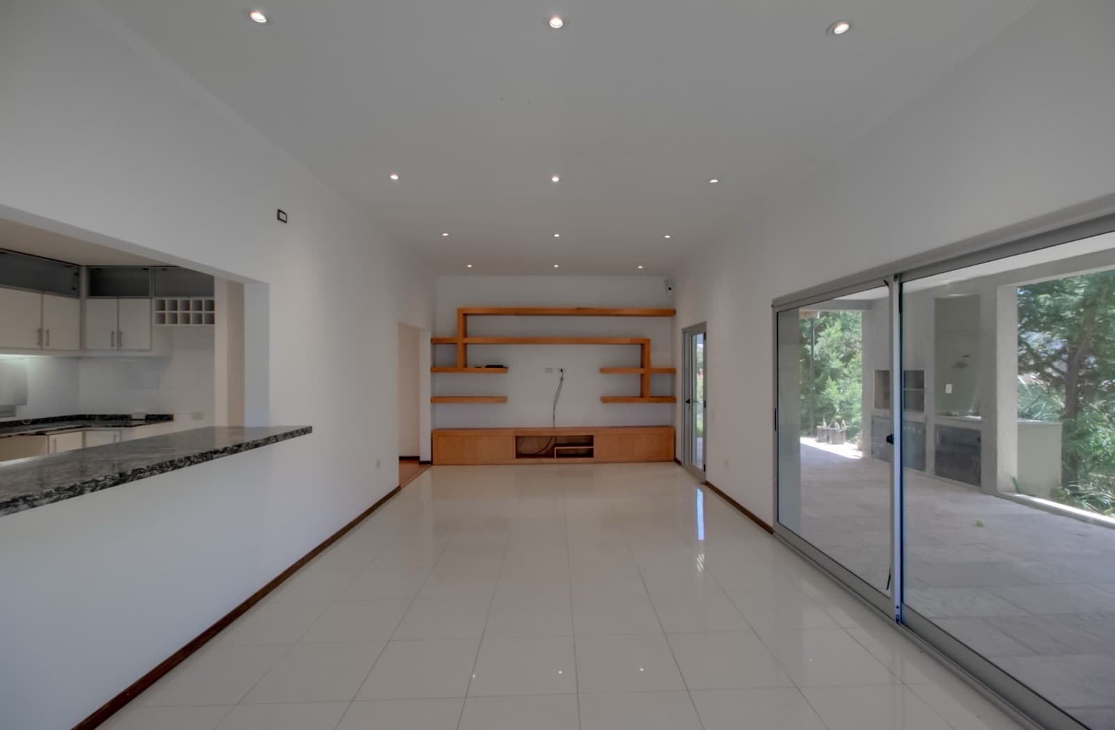 House for sale in the Don Carlos neighborhood: 132 bis and 508. 3 bedrooms, parking spaces, barbecue, garden, and pool.