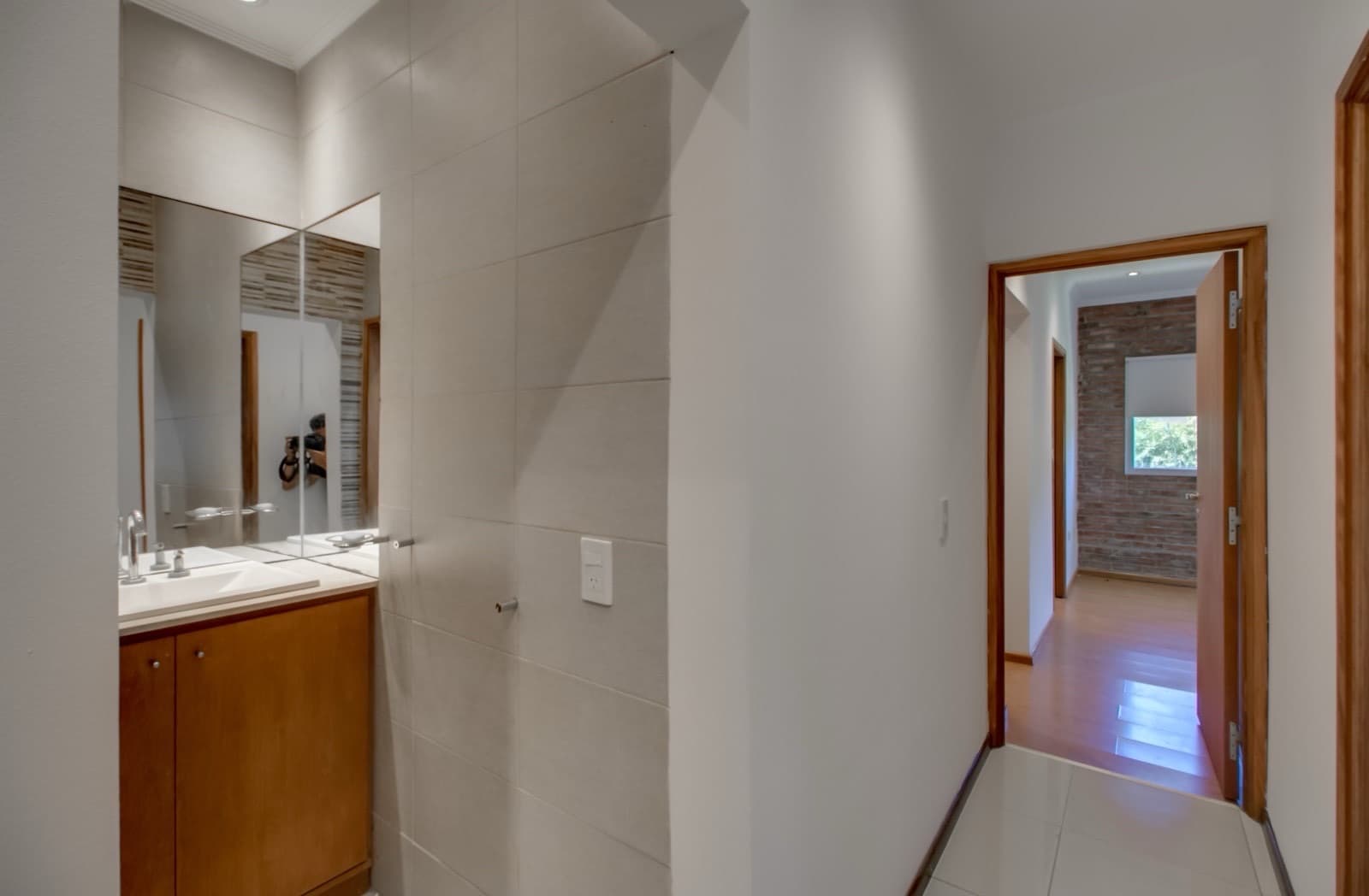 House for sale in the Don Carlos neighborhood: 132 bis and 508. 3 bedrooms, parking spaces, barbecue, garden, and pool.
