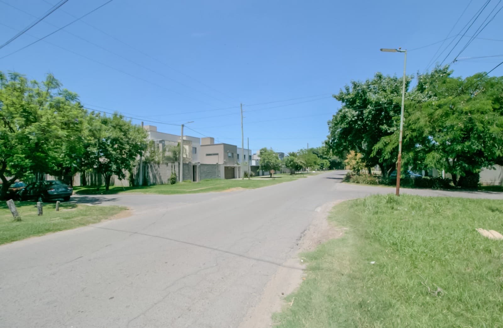 House for sale in the Don Carlos neighborhood: 132 bis and 508. 3 bedrooms, parking spaces, barbecue, garden, and pool.