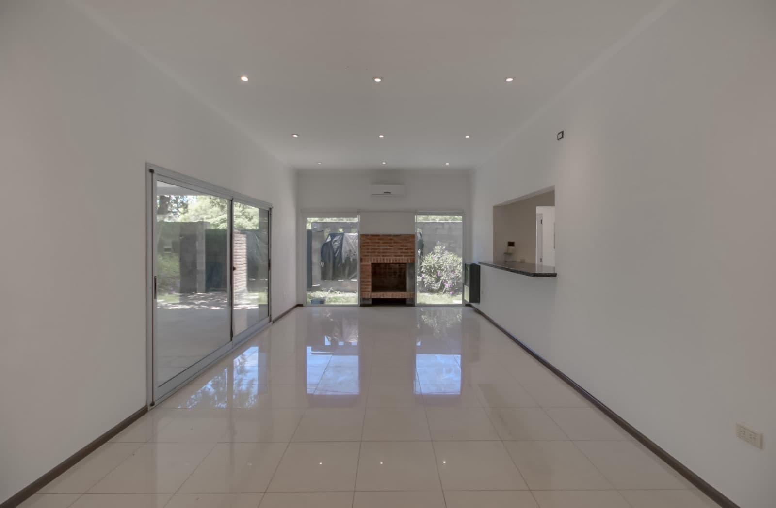 House for sale in the Don Carlos neighborhood: 132 bis and 508. 3 bedrooms, parking spaces, barbecue, garden, and pool.