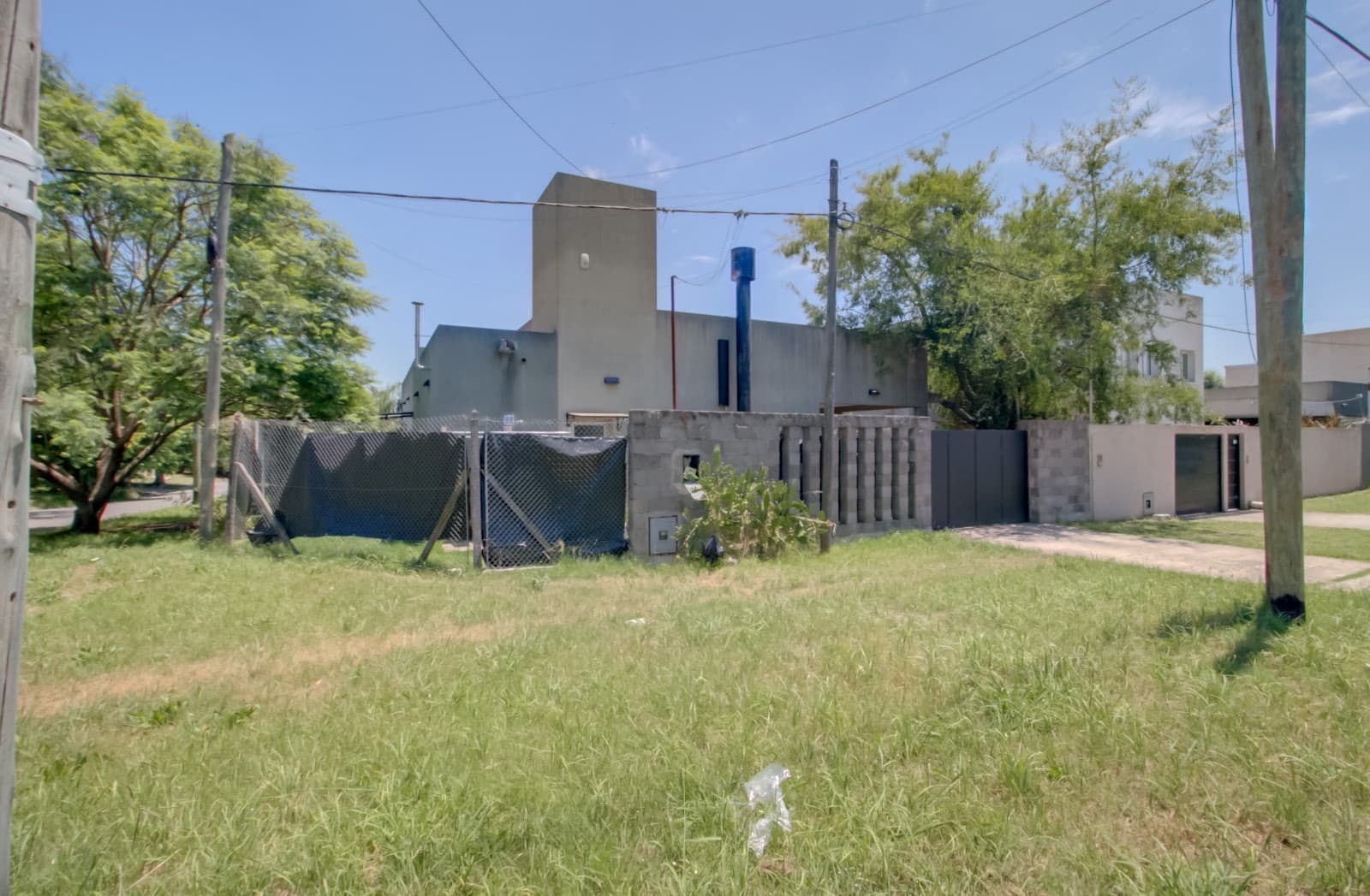 House for sale in the Don Carlos neighborhood: 132 bis and 508. 3 bedrooms, parking spaces, barbecue, garden, and pool.