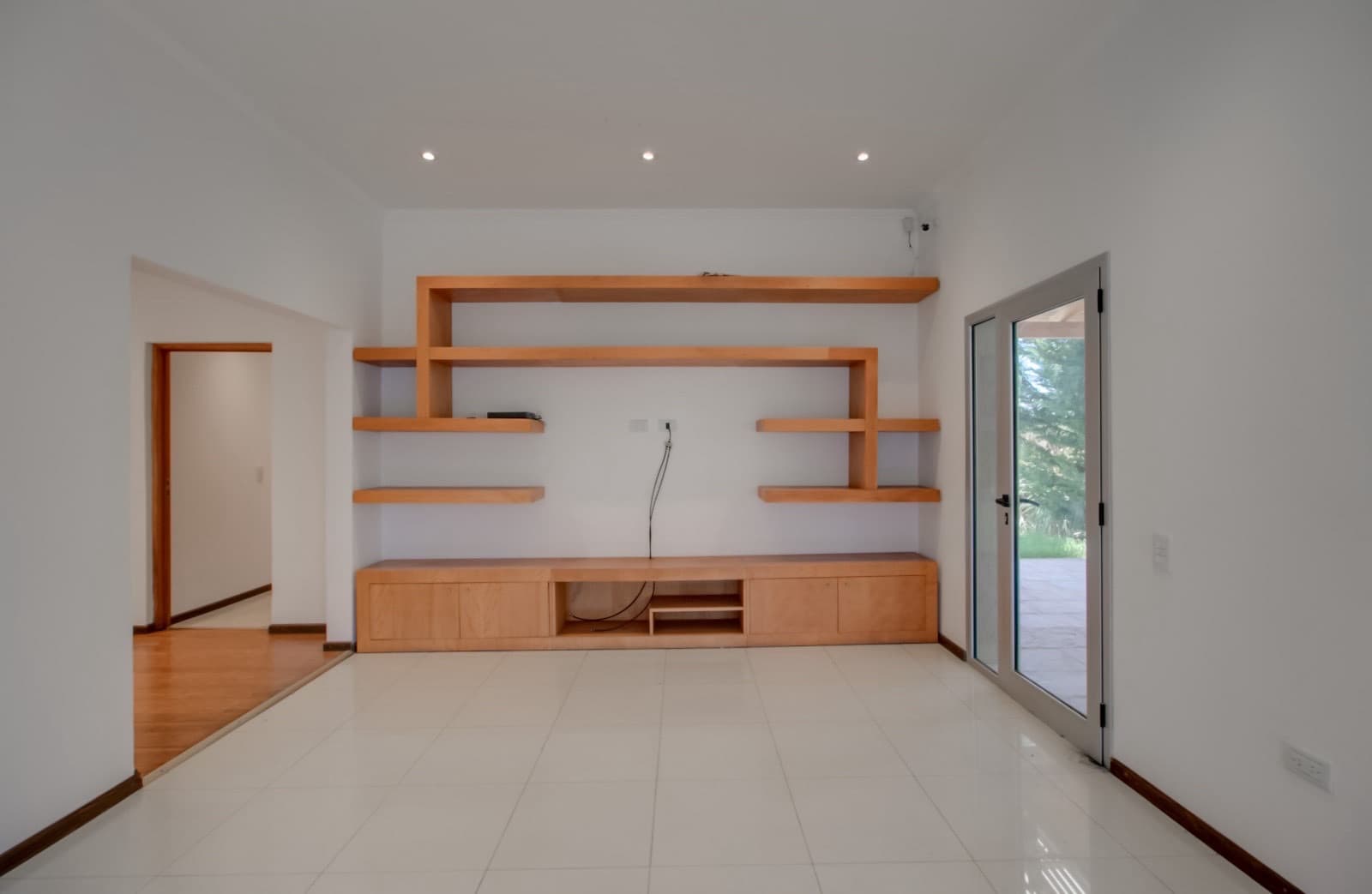 House for sale in the Don Carlos neighborhood: 132 bis and 508. 3 bedrooms, parking spaces, barbecue, garden, and pool.