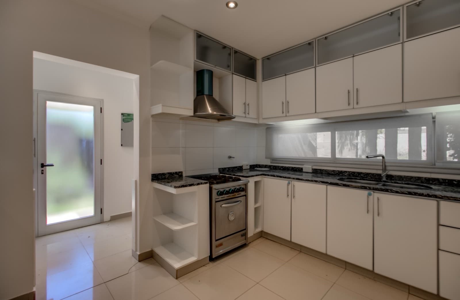 House for sale in the Don Carlos neighborhood: 132 bis and 508. 3 bedrooms, parking spaces, barbecue, garden, and pool.