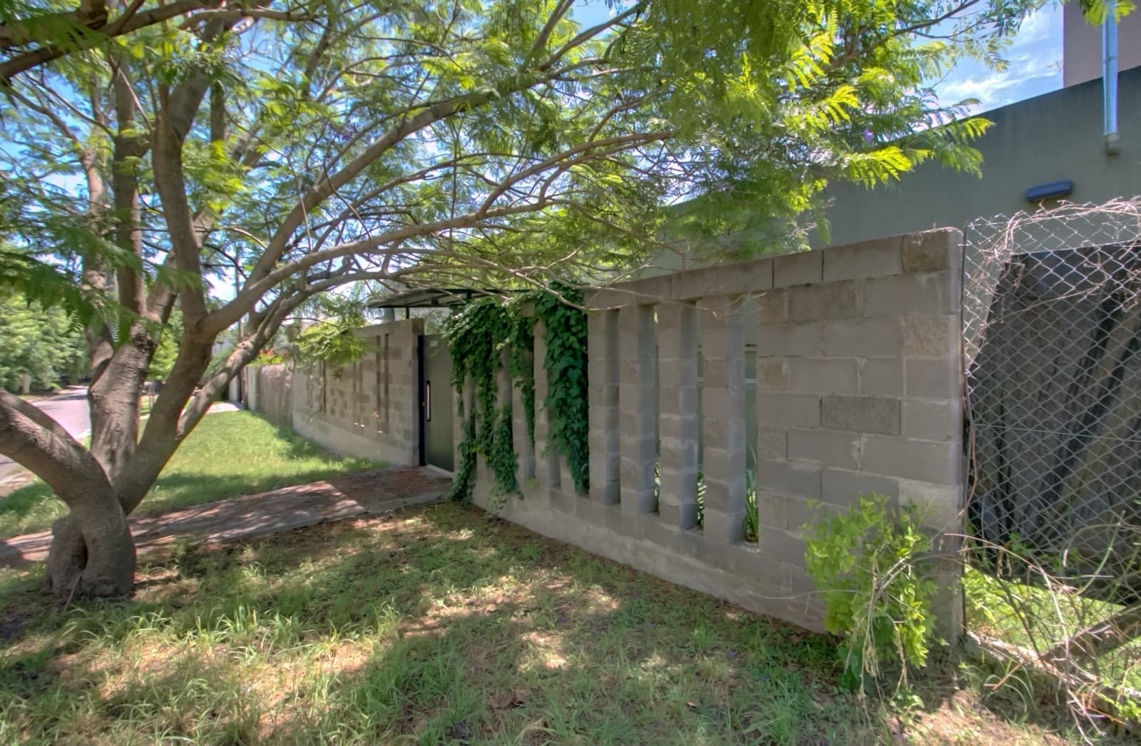 House for sale in the Don Carlos neighborhood: 132 bis and 508. 3 bedrooms, parking spaces, barbecue, garden, and pool.
