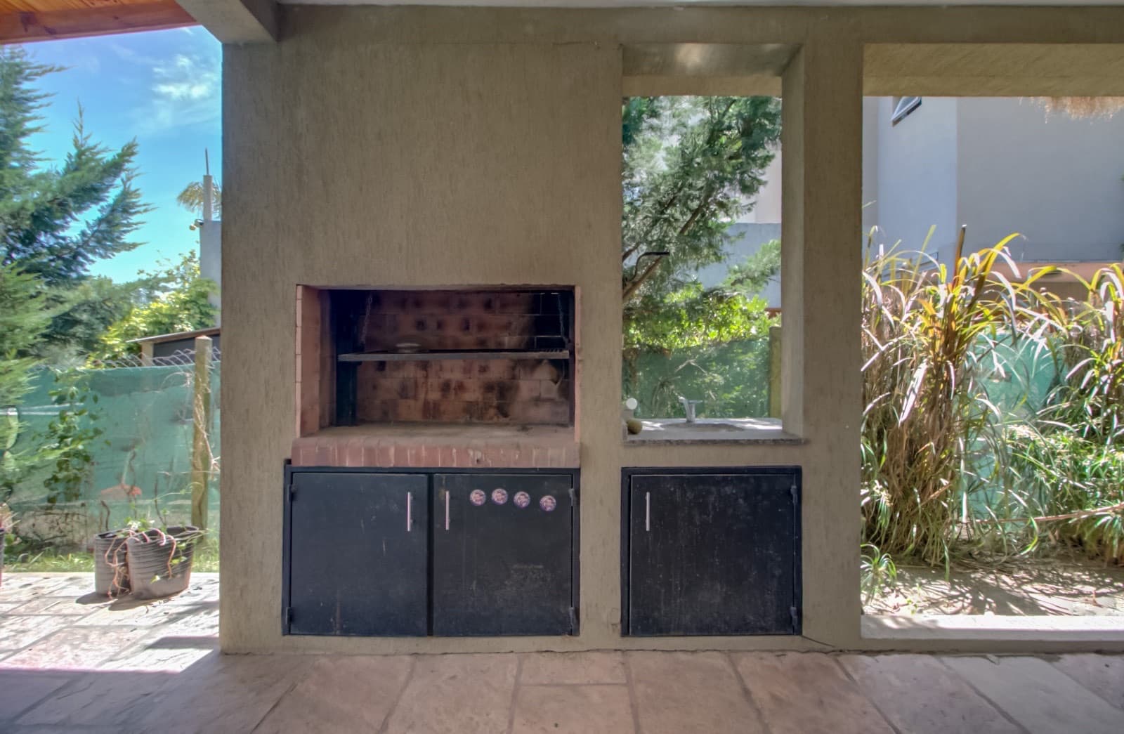House for sale in the Don Carlos neighborhood: 132 bis and 508. 3 bedrooms, parking spaces, barbecue, garden, and pool.