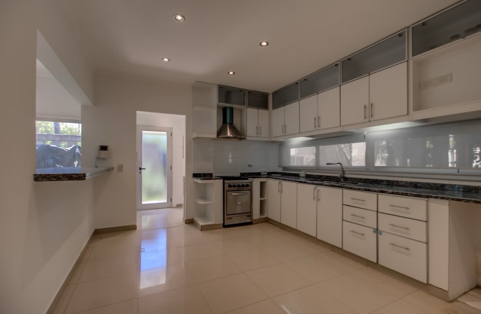 House for sale in the Don Carlos neighborhood: 132 bis and 508. 3 bedrooms, parking spaces, barbecue, garden, and pool.