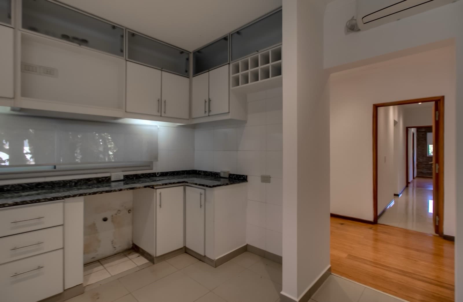 House for sale in the Don Carlos neighborhood: 132 bis and 508. 3 bedrooms, parking spaces, barbecue, garden, and pool.