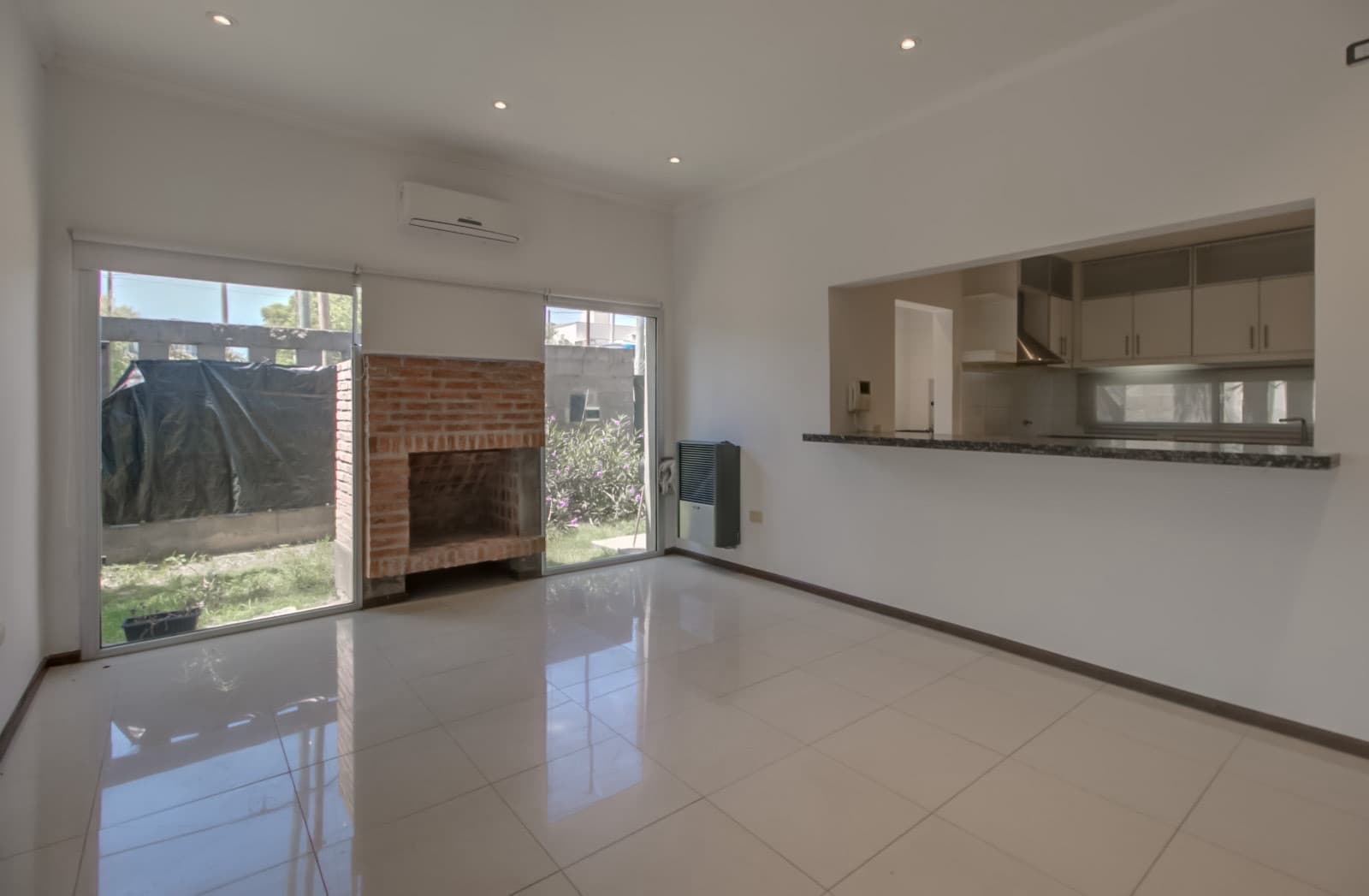 House for sale in the Don Carlos neighborhood: 132 bis and 508. 3 bedrooms, parking spaces, barbecue, garden, and pool.