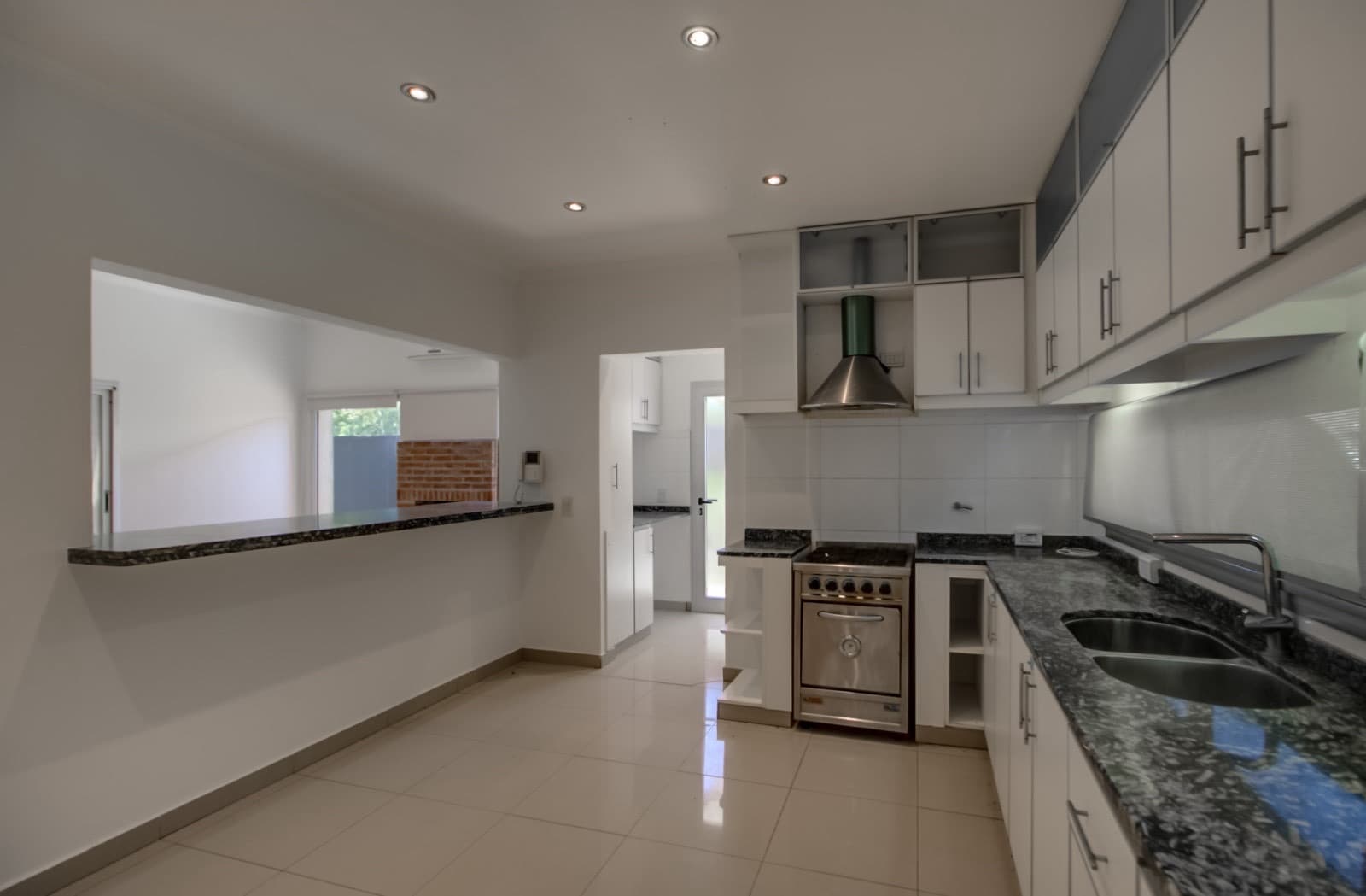 House for sale in the Don Carlos neighborhood: 132 bis and 508. 3 bedrooms, parking spaces, barbecue, garden, and pool.