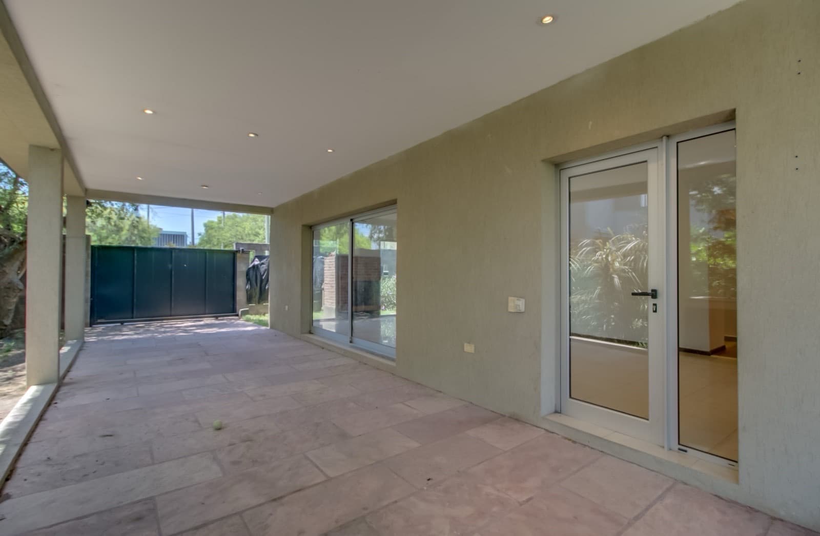 House for sale in the Don Carlos neighborhood: 132 bis and 508. 3 bedrooms, parking spaces, barbecue, garden, and pool.