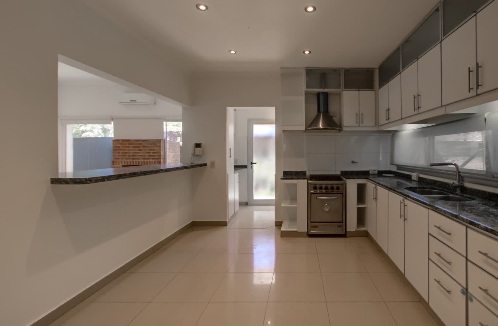 House for sale in the Don Carlos neighborhood: 132 bis and 508. 3 bedrooms, parking spaces, barbecue, garden, and pool.