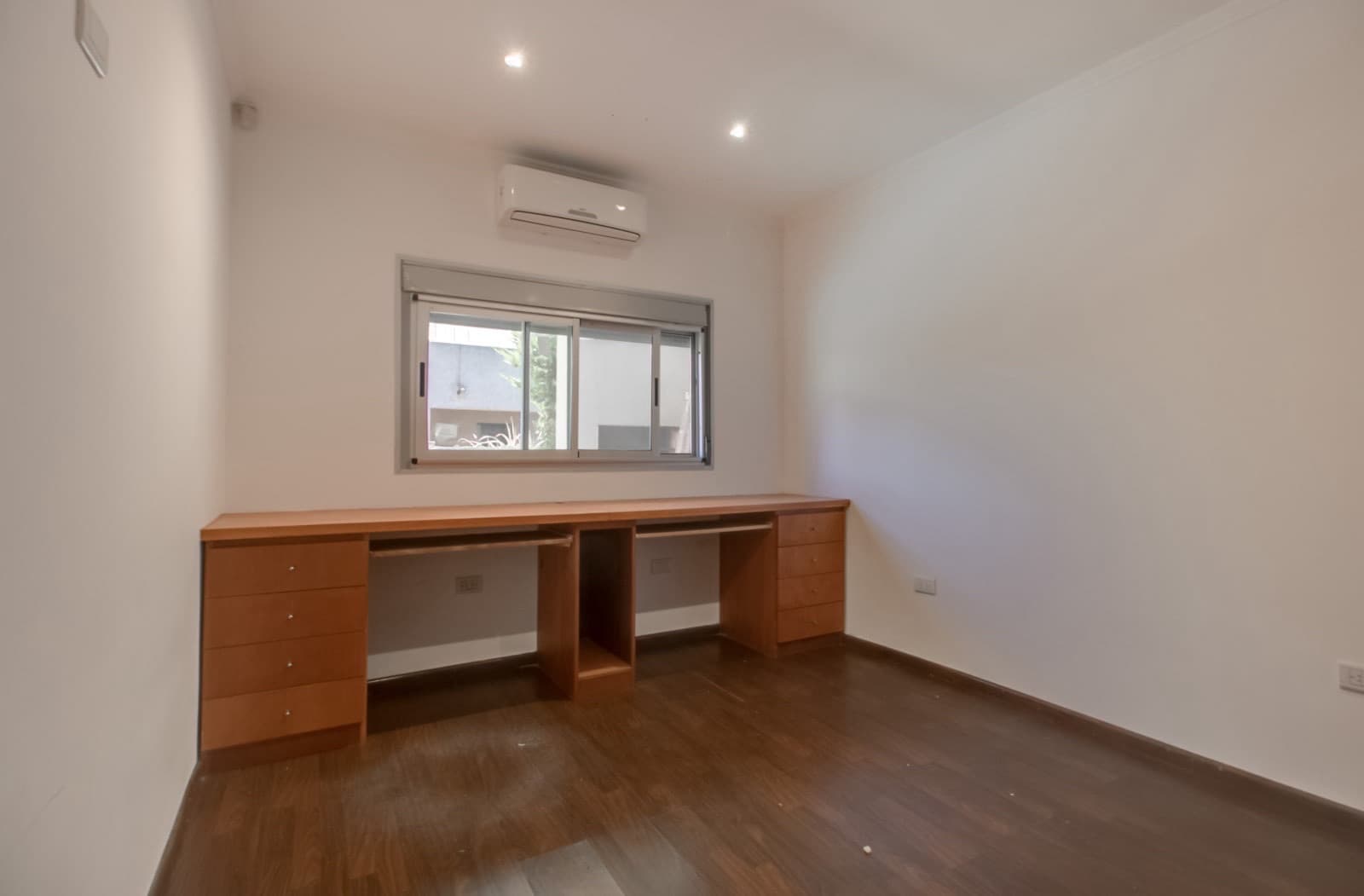 House for sale in the Don Carlos neighborhood: 132 bis and 508. 3 bedrooms, parking spaces, barbecue, garden, and pool.