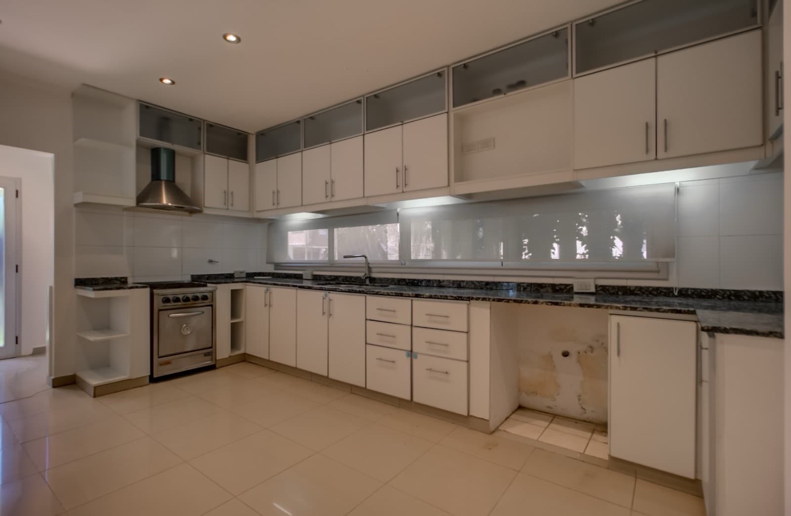 House for sale in the Don Carlos neighborhood: 132 bis and 508. 3 bedrooms, parking spaces, barbecue, garden, and pool.