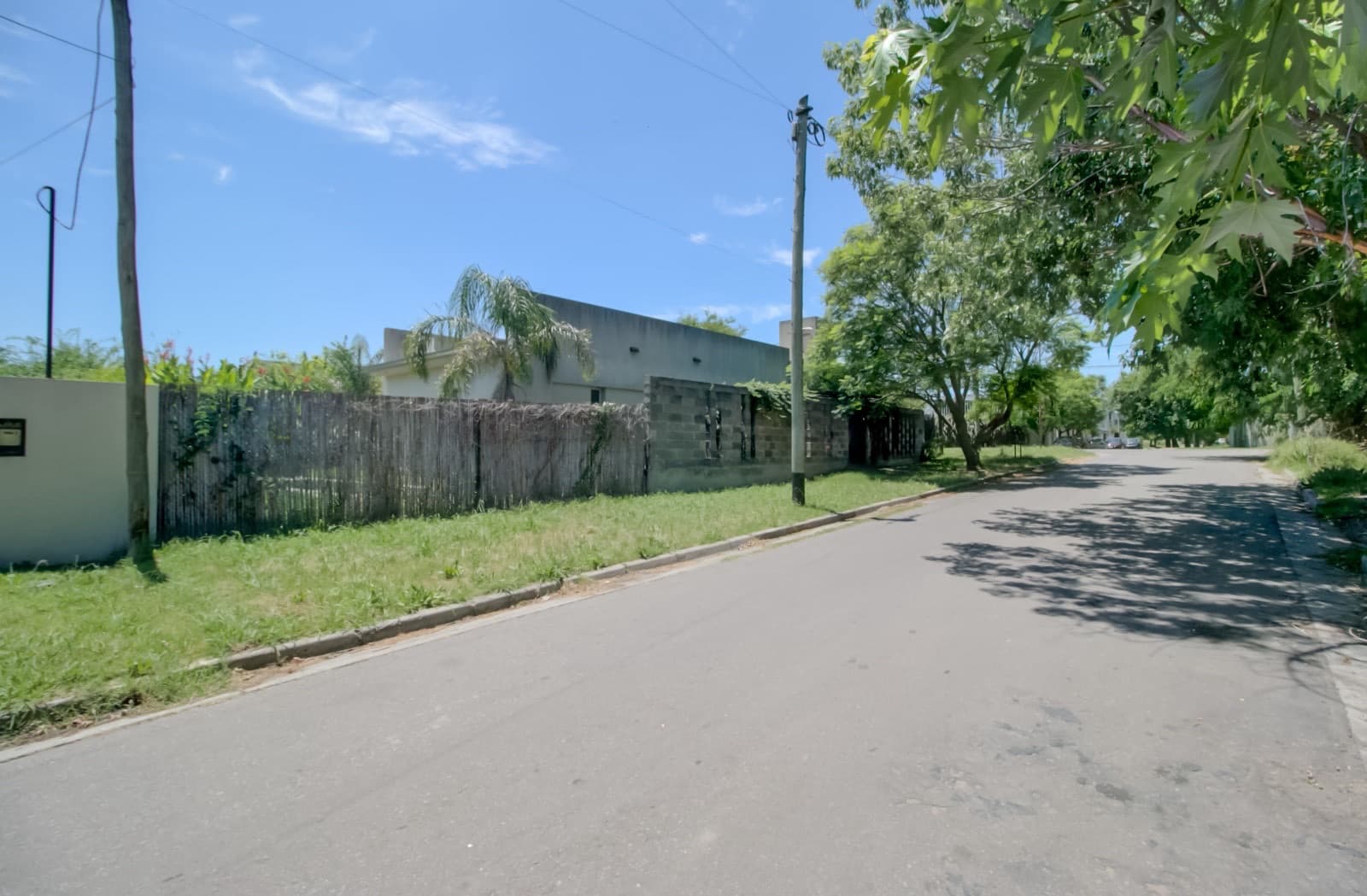 House for sale in the Don Carlos neighborhood: 132 bis and 508. 3 bedrooms, parking spaces, barbecue, garden, and pool.