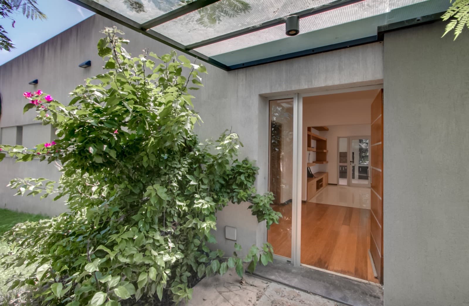 House for sale in the Don Carlos neighborhood: 132 bis and 508. 3 bedrooms, parking spaces, barbecue, garden, and pool.