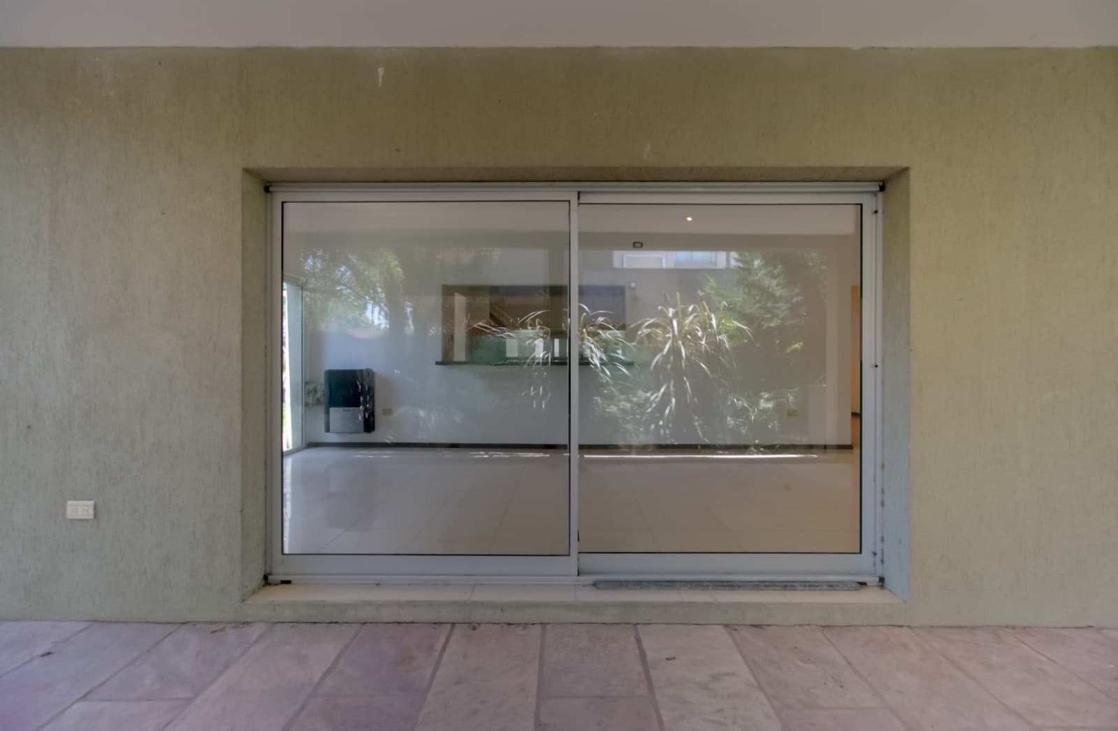 House for sale in the Don Carlos neighborhood: 132 bis and 508. 3 bedrooms, parking spaces, barbecue, garden, and pool.