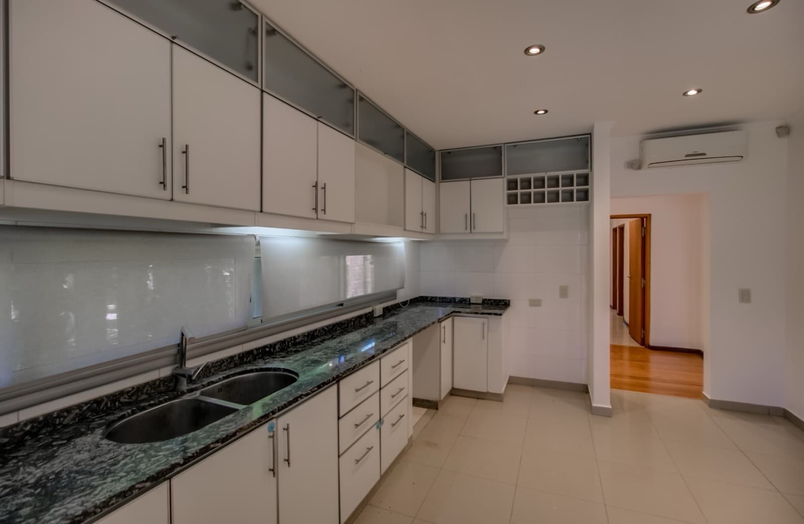 House for sale in the Don Carlos neighborhood: 132 bis and 508. 3 bedrooms, parking spaces, barbecue, garden, and pool.