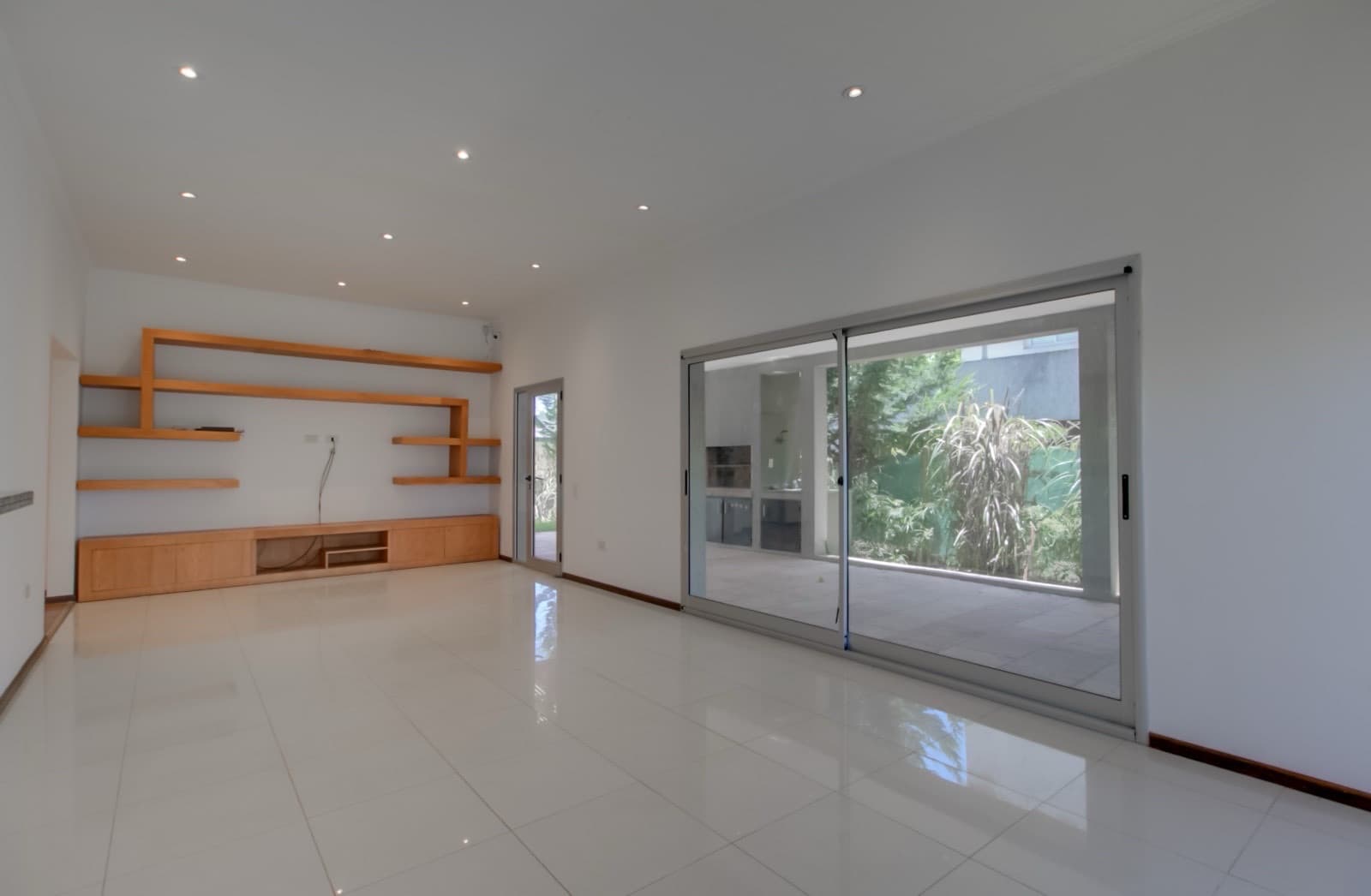 House for sale in the Don Carlos neighborhood: 132 bis and 508. 3 bedrooms, parking spaces, barbecue, garden, and pool.