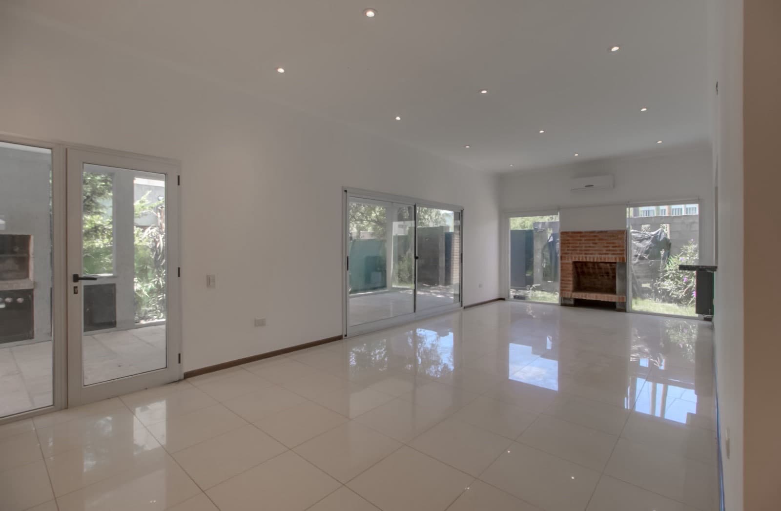 House for sale in the Don Carlos neighborhood: 132 bis and 508. 3 bedrooms, parking spaces, barbecue, garden, and pool.