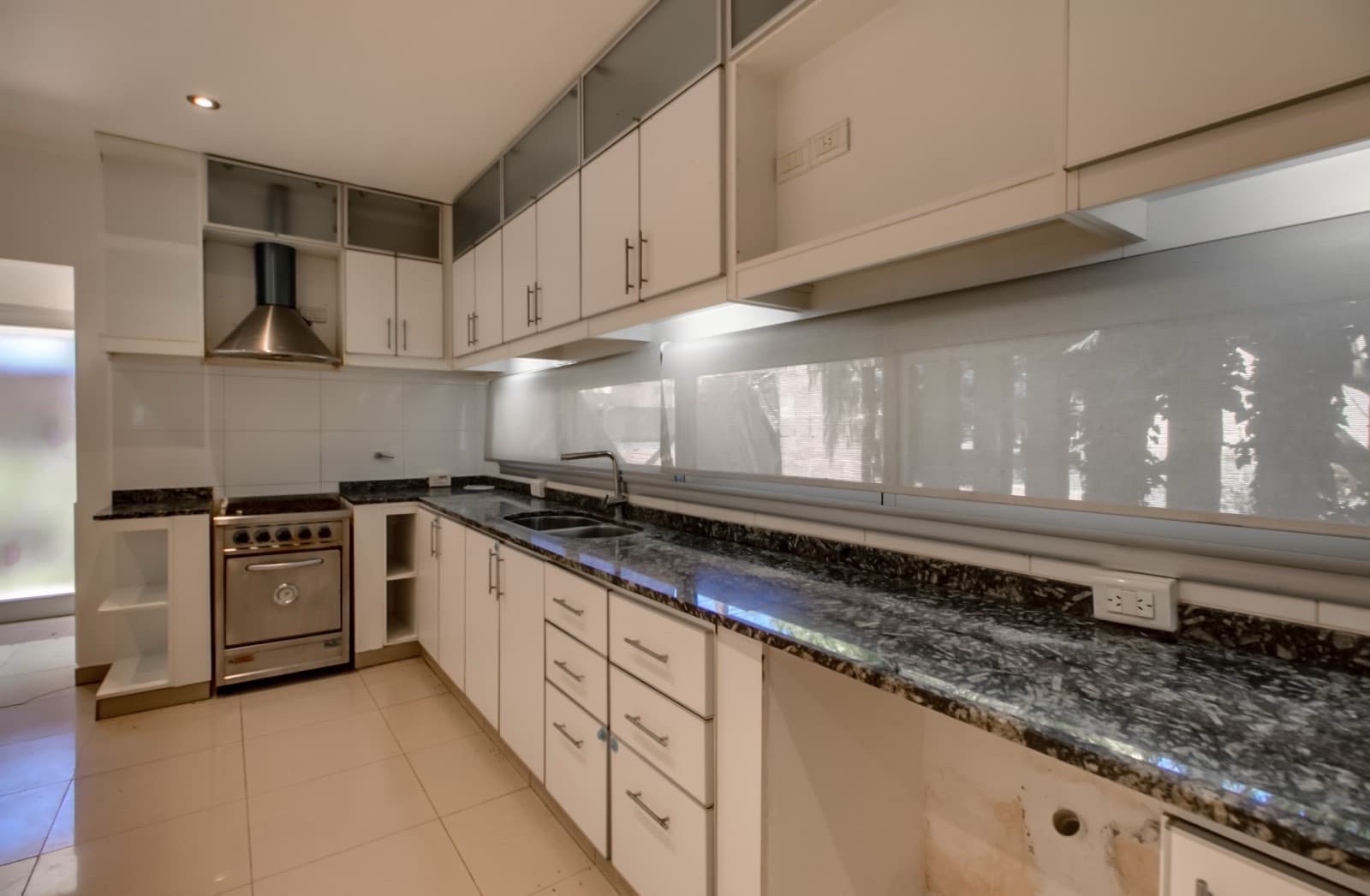 House for sale in the Don Carlos neighborhood: 132 bis and 508. 3 bedrooms, parking spaces, barbecue, garden, and pool.