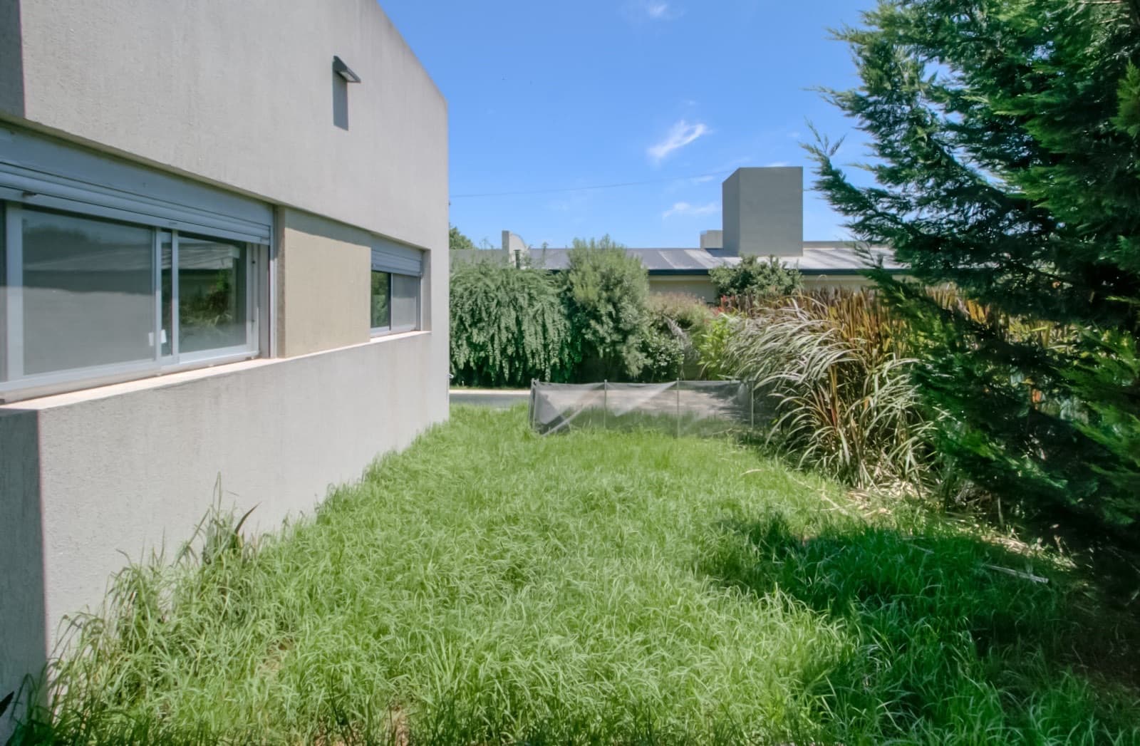 House for sale in the Don Carlos neighborhood: 132 bis and 508. 3 bedrooms, parking spaces, barbecue, garden, and pool.