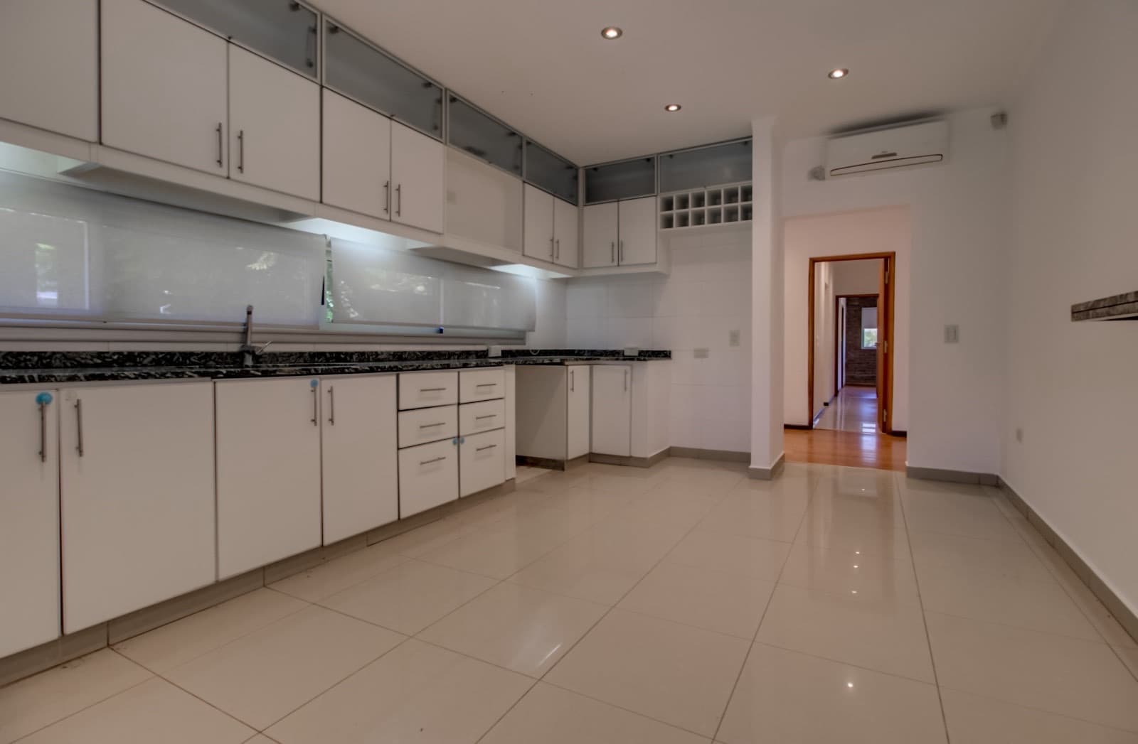House for sale in the Don Carlos neighborhood: 132 bis and 508. 3 bedrooms, parking spaces, barbecue, garden, and pool.