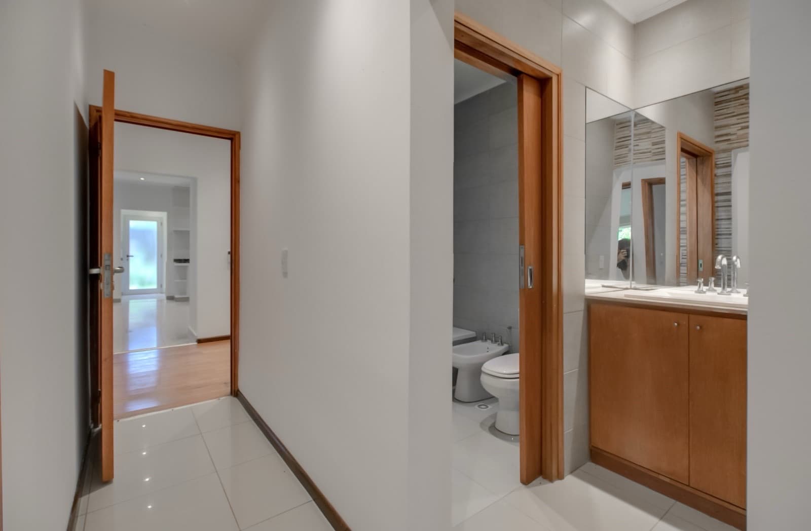 House for sale in the Don Carlos neighborhood: 132 bis and 508. 3 bedrooms, parking spaces, barbecue, garden, and pool.
