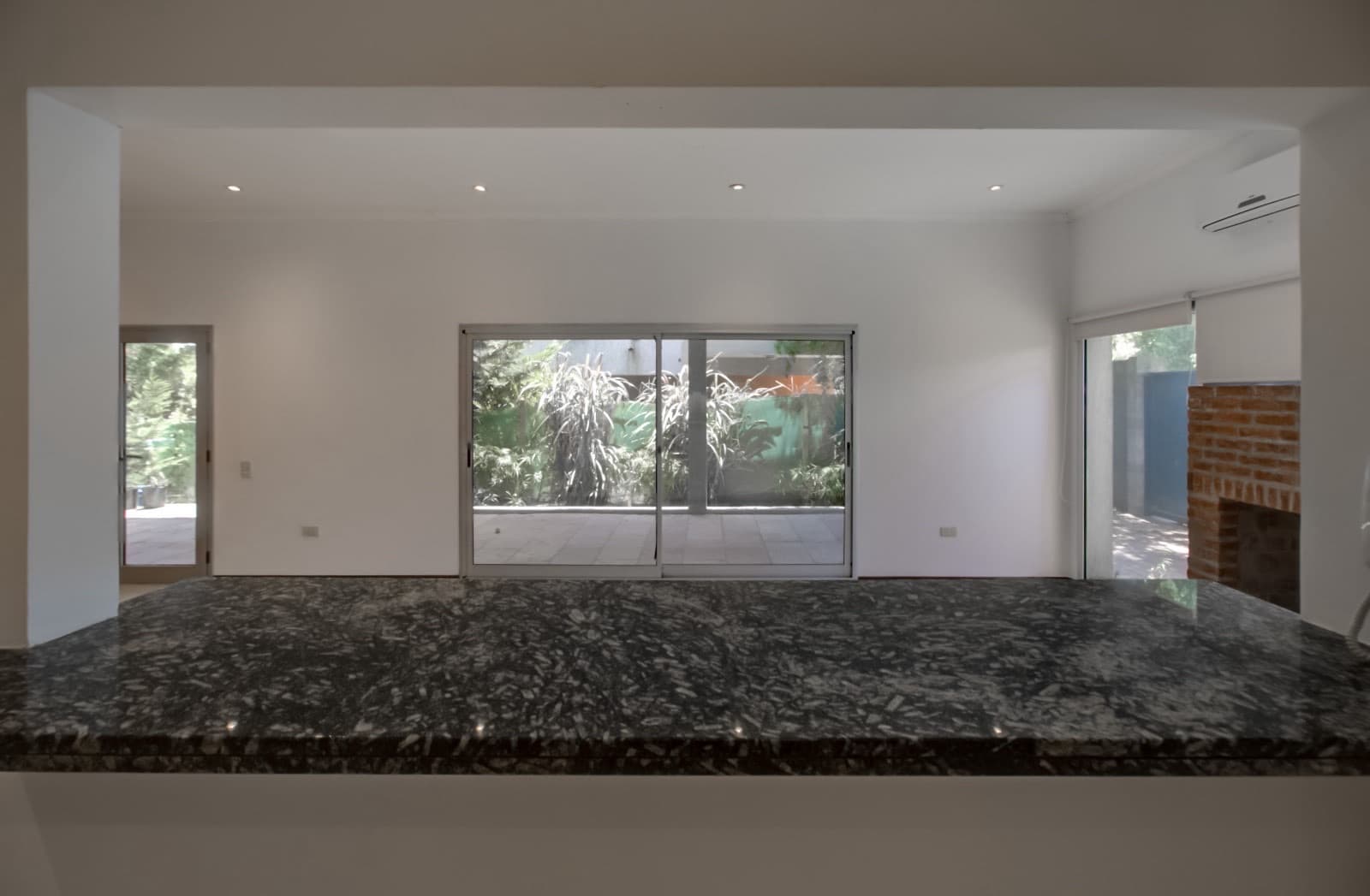 House for sale in the Don Carlos neighborhood: 132 bis and 508. 3 bedrooms, parking spaces, barbecue, garden, and pool.