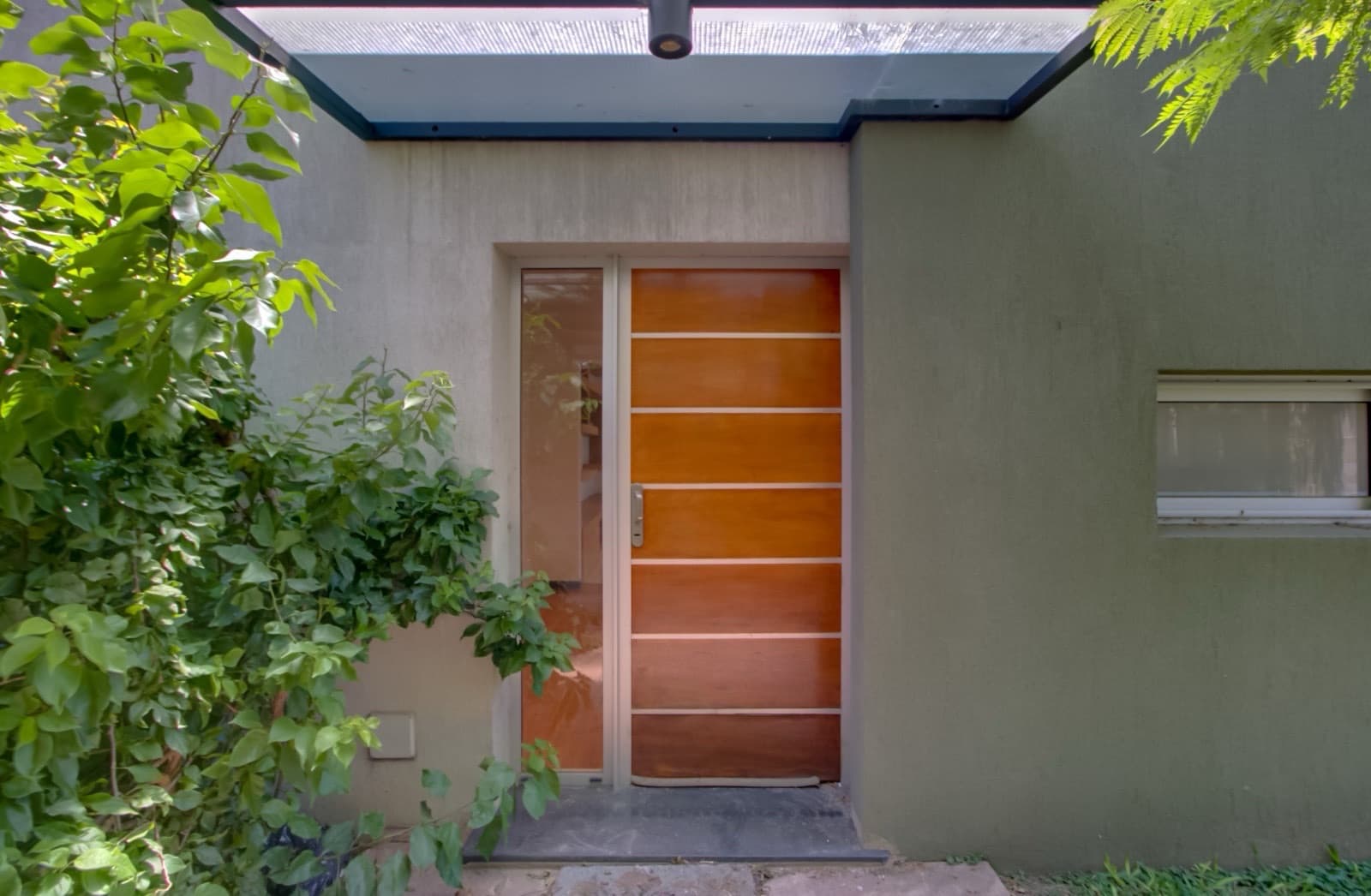House for sale in the Don Carlos neighborhood: 132 bis and 508. 3 bedrooms, parking spaces, barbecue, garden, and pool.