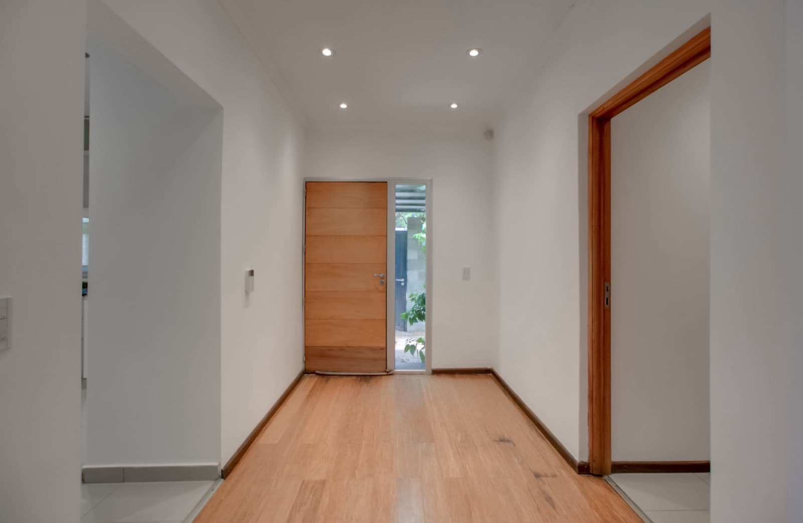 House for sale in the Don Carlos neighborhood: 132 bis and 508. 3 bedrooms, parking spaces, barbecue, garden, and pool.