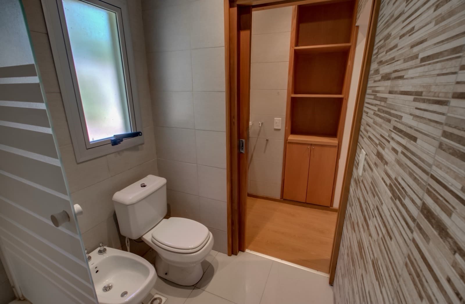 House for sale in the Don Carlos neighborhood: 132 bis and 508. 3 bedrooms, parking spaces, barbecue, garden, and pool.