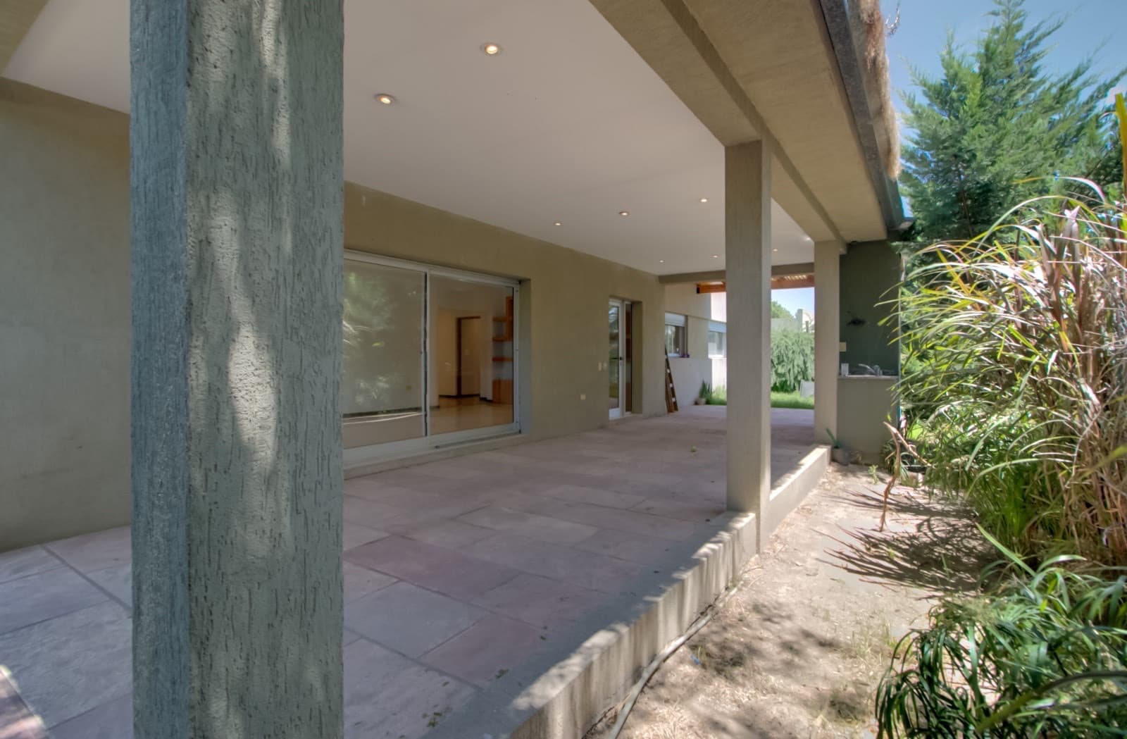 House for sale in the Don Carlos neighborhood: 132 bis and 508. 3 bedrooms, parking spaces, barbecue, garden, and pool.