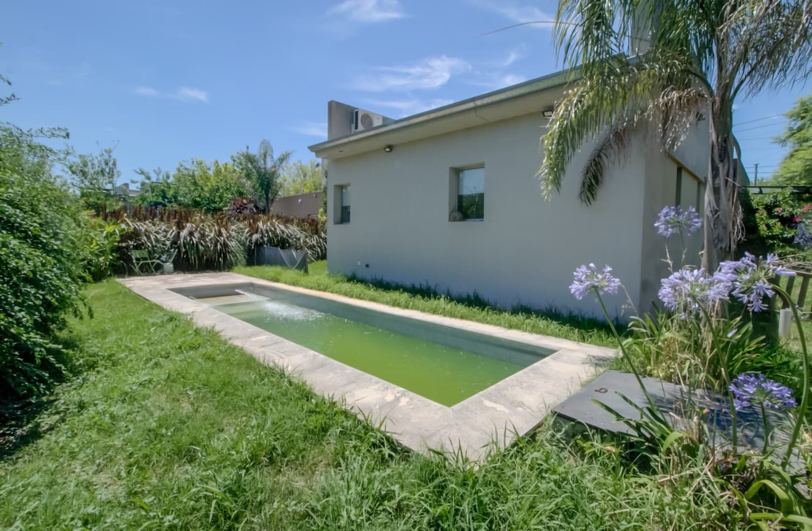 House for sale in the Don Carlos neighborhood: 132 bis and 508. 3 bedrooms, parking spaces, barbecue, garden, and pool.