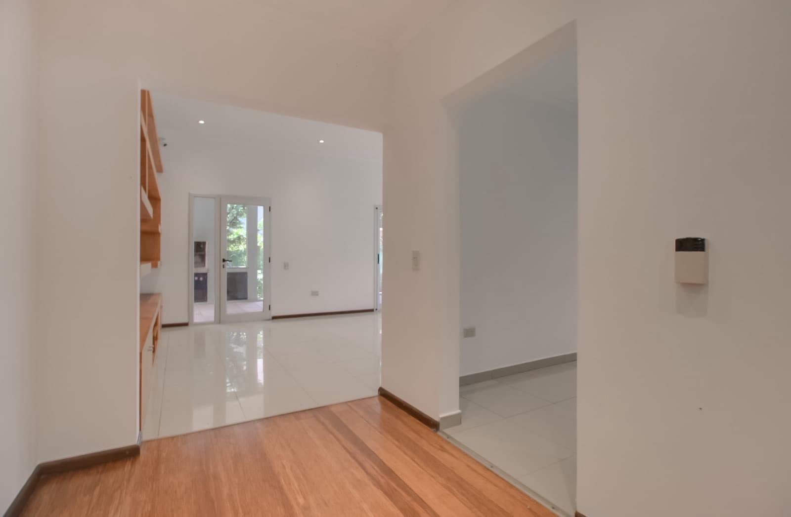 House for sale in the Don Carlos neighborhood: 132 bis and 508. 3 bedrooms, parking spaces, barbecue, garden, and pool.