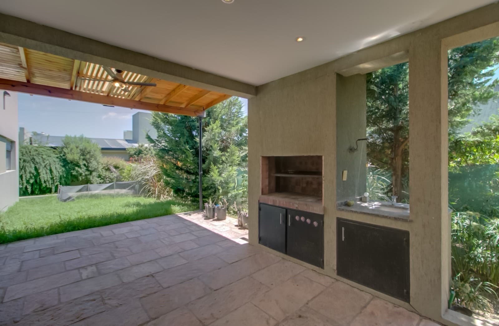 House for sale in the Don Carlos neighborhood: 132 bis and 508. 3 bedrooms, parking spaces, barbecue, garden, and pool.