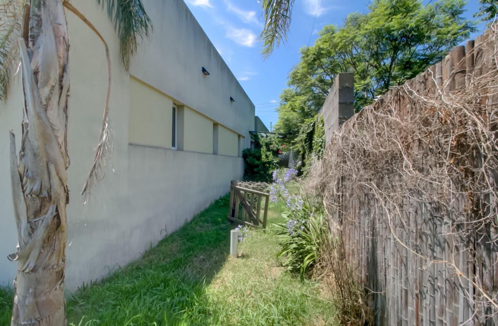 House for sale in the Don Carlos neighborhood: 132 bis and 508. 3 bedrooms, parking spaces, barbecue, garden, and pool.