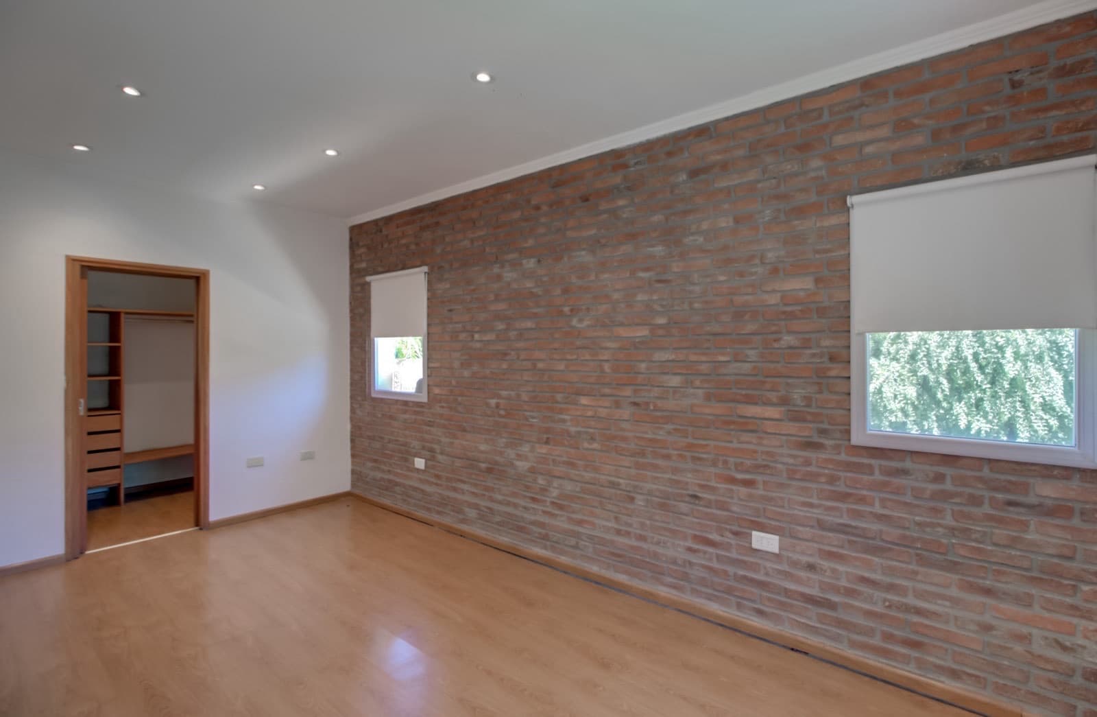 House for sale in the Don Carlos neighborhood: 132 bis and 508. 3 bedrooms, parking spaces, barbecue, garden, and pool.