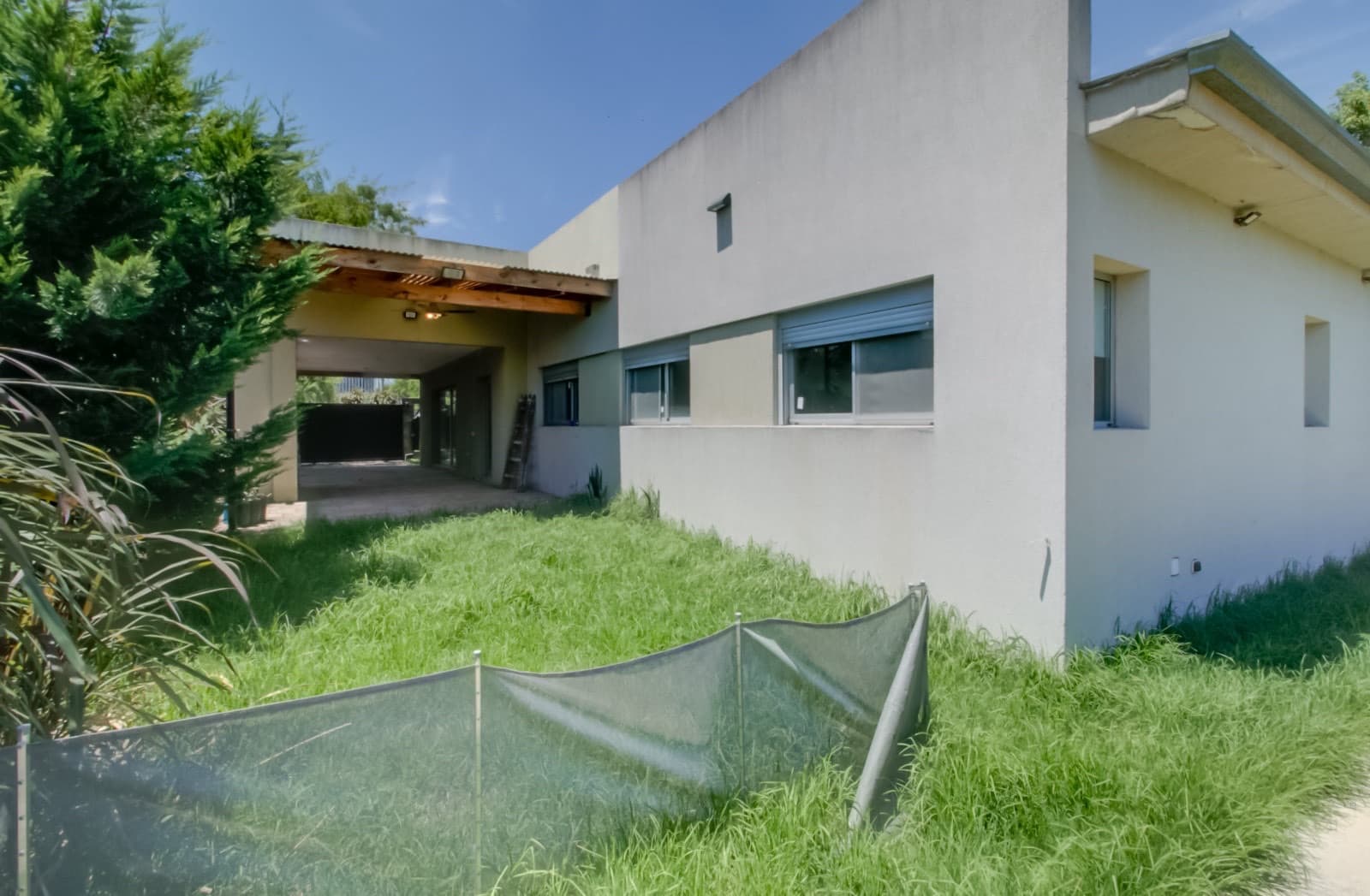 House for sale in the Don Carlos neighborhood: 132 bis and 508. 3 bedrooms, parking spaces, barbecue, garden, and pool.