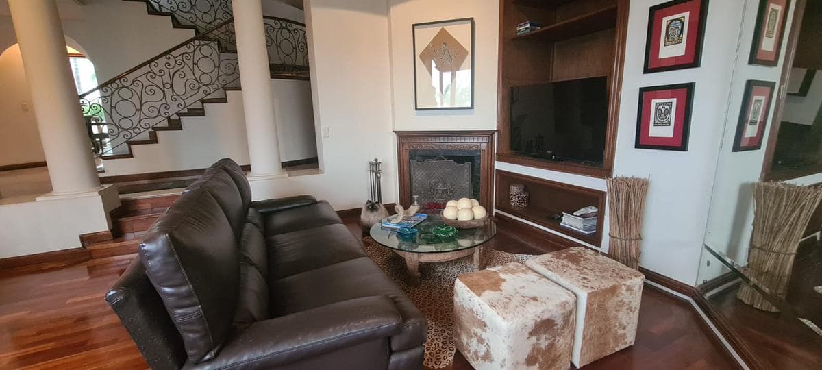 COLONIAL-STYLE HOUSE FOR SALE IN LA SIERRA
