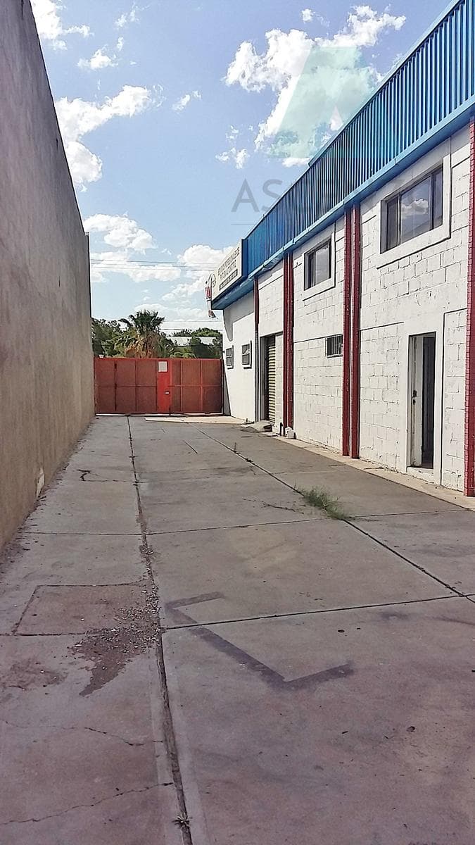 Wine Cellar / Commercial Space for Rent on Ave. Tecnológico Juaace