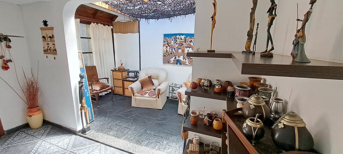 Three-room house for sale in Quilmes Este, with a park, pool, and 2 parking spaces—Down payment and installments!!