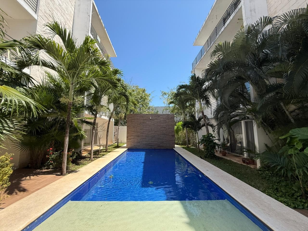 FURNISHED 2-BEDROOM APARTMENT ON THE GROUND FLOOR, 8 MINUTES FROM THE BEACH