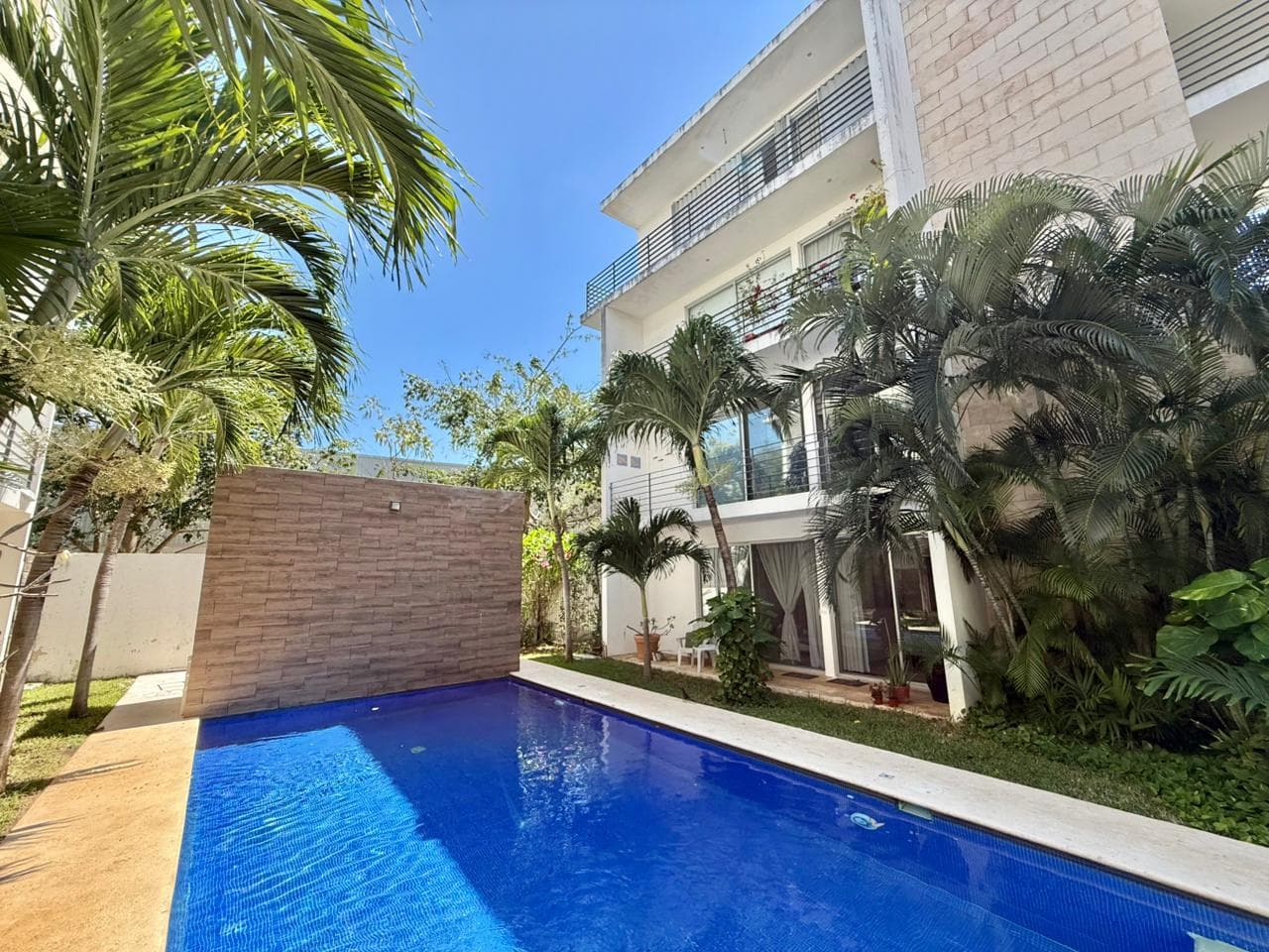 FURNISHED 2-BEDROOM APARTMENT ON THE GROUND FLOOR, 8 MINUTES FROM THE BEACH