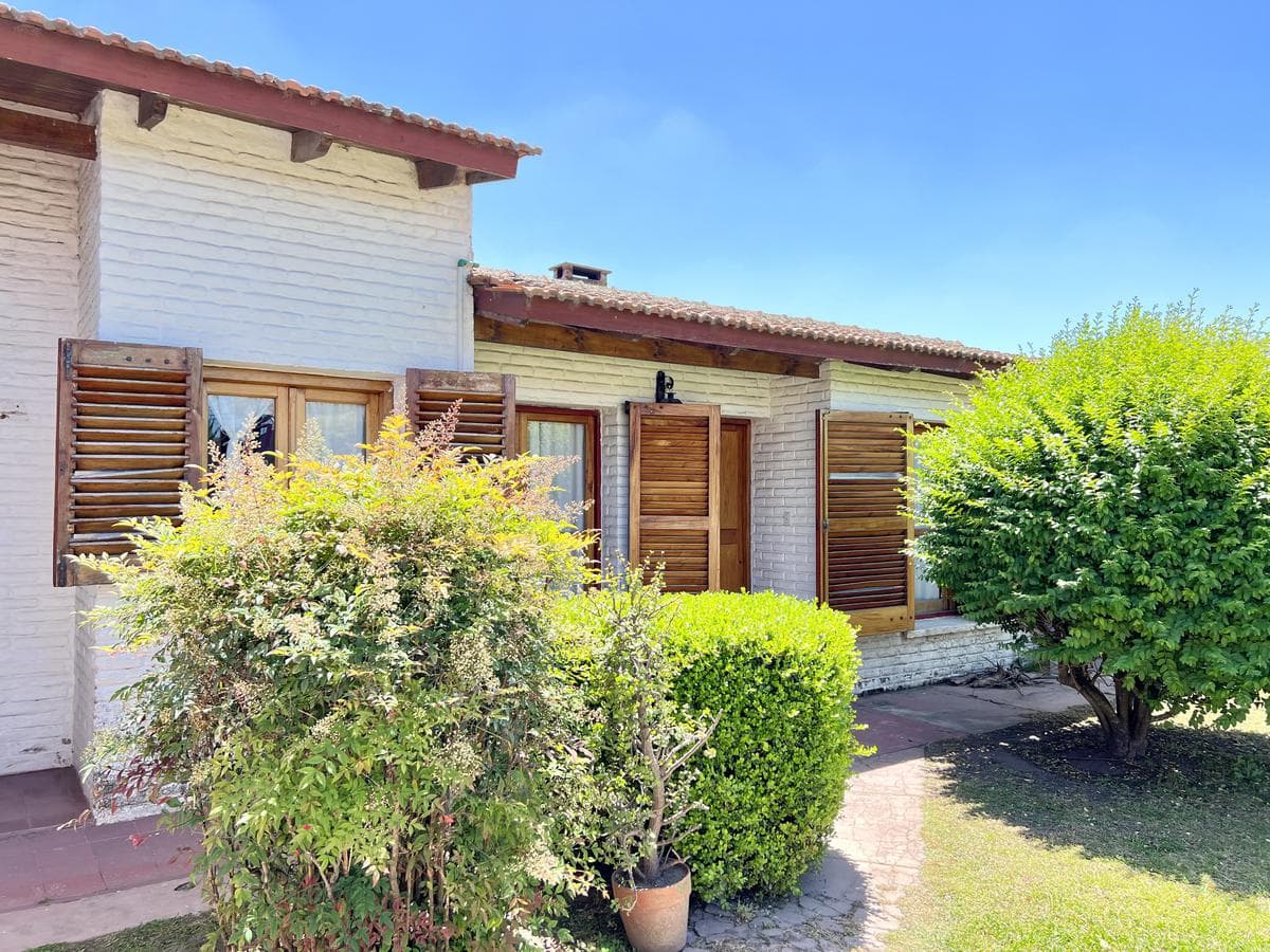 House for Sale - Roque Perez: 4 bedrooms, garden, barbecue area, right in the heart of downtown