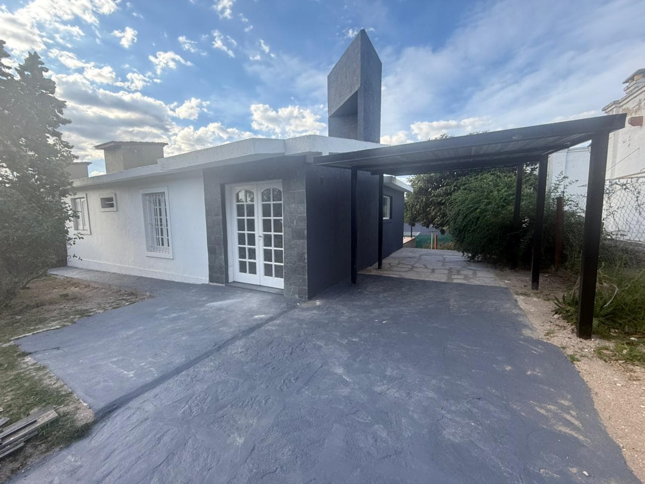 OPPORTUNITY IN LA FALDA: HOUSE IN THE JARDIN NEIGHBORHOOD