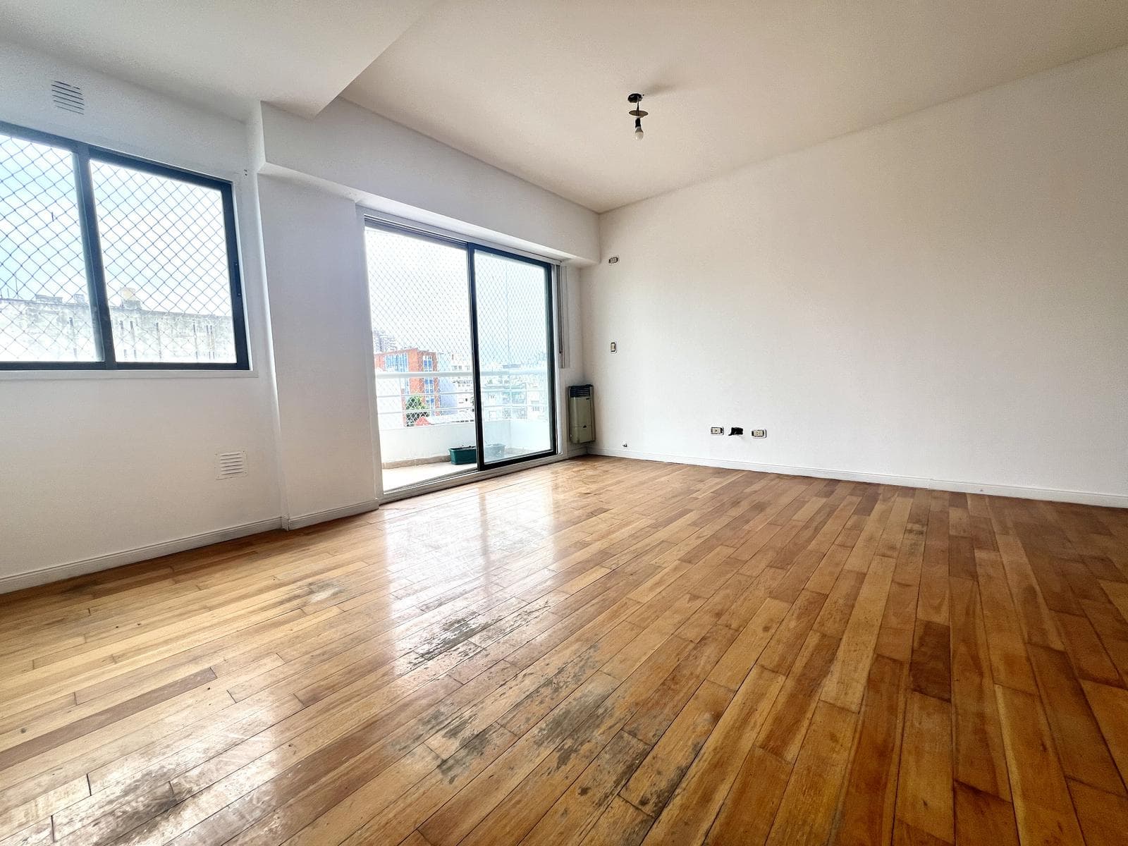 Bright, High-Floor Studio Apartment with Balcony and Rear View