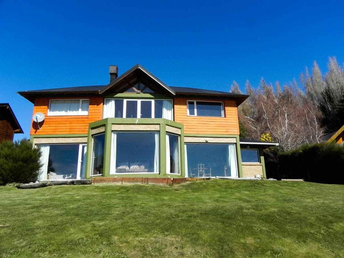 Bo. Las Chacras: House for sale with direct access to Lake Nahuel Huapi